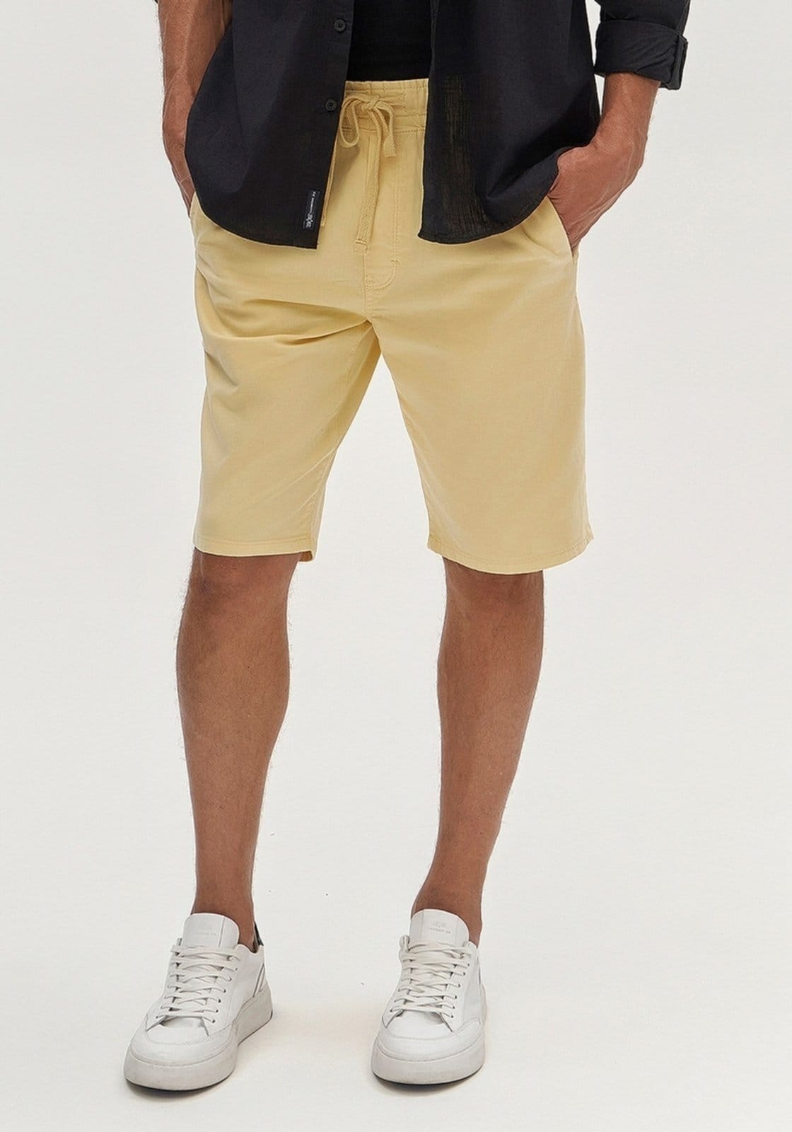 Bermuda Jogging Com Bolsos Em Sarja Denim Malha