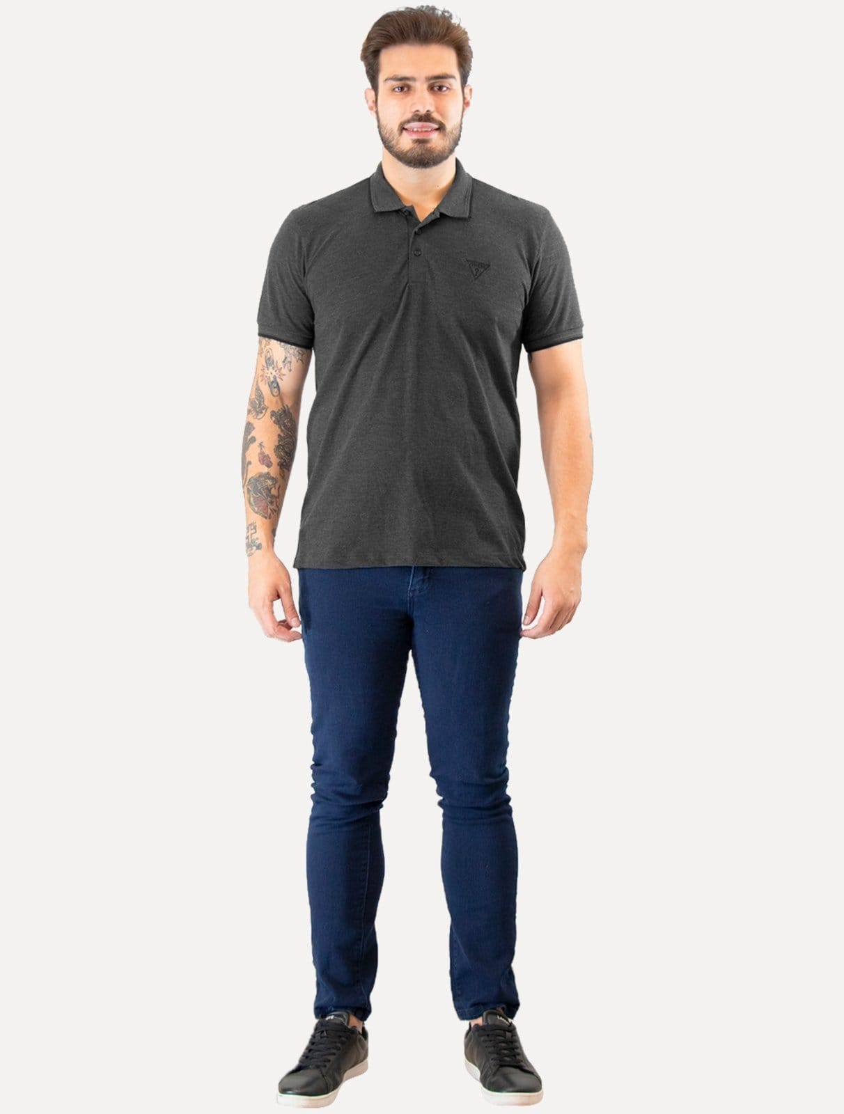 Vista 2 Polo Guess Masculina Piquet Frisos Triangulo Bordado Escuro Mescla Guess cinza