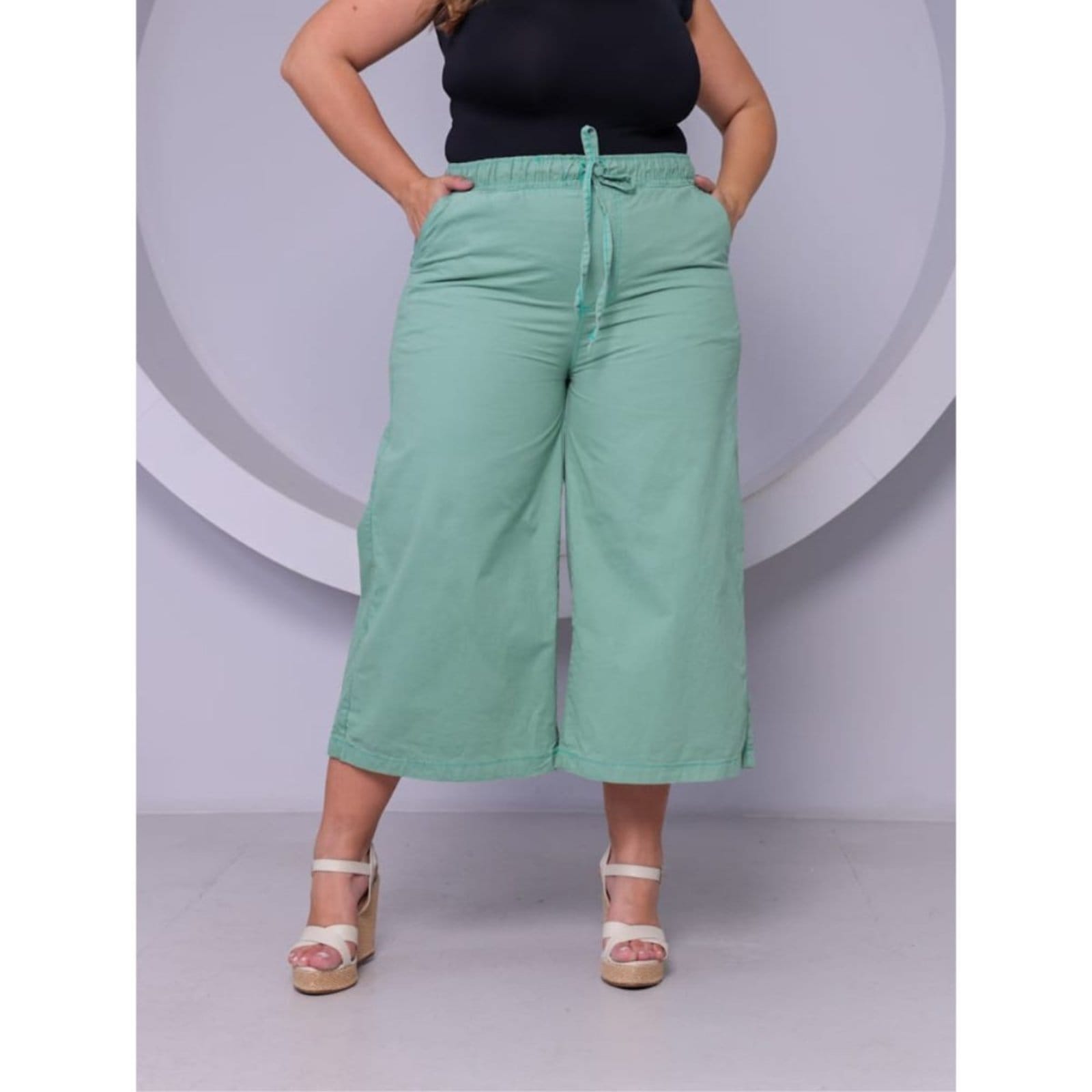 Calça Capri Pantacourt Feminina Plus Size Claro com Elástico na Cintura