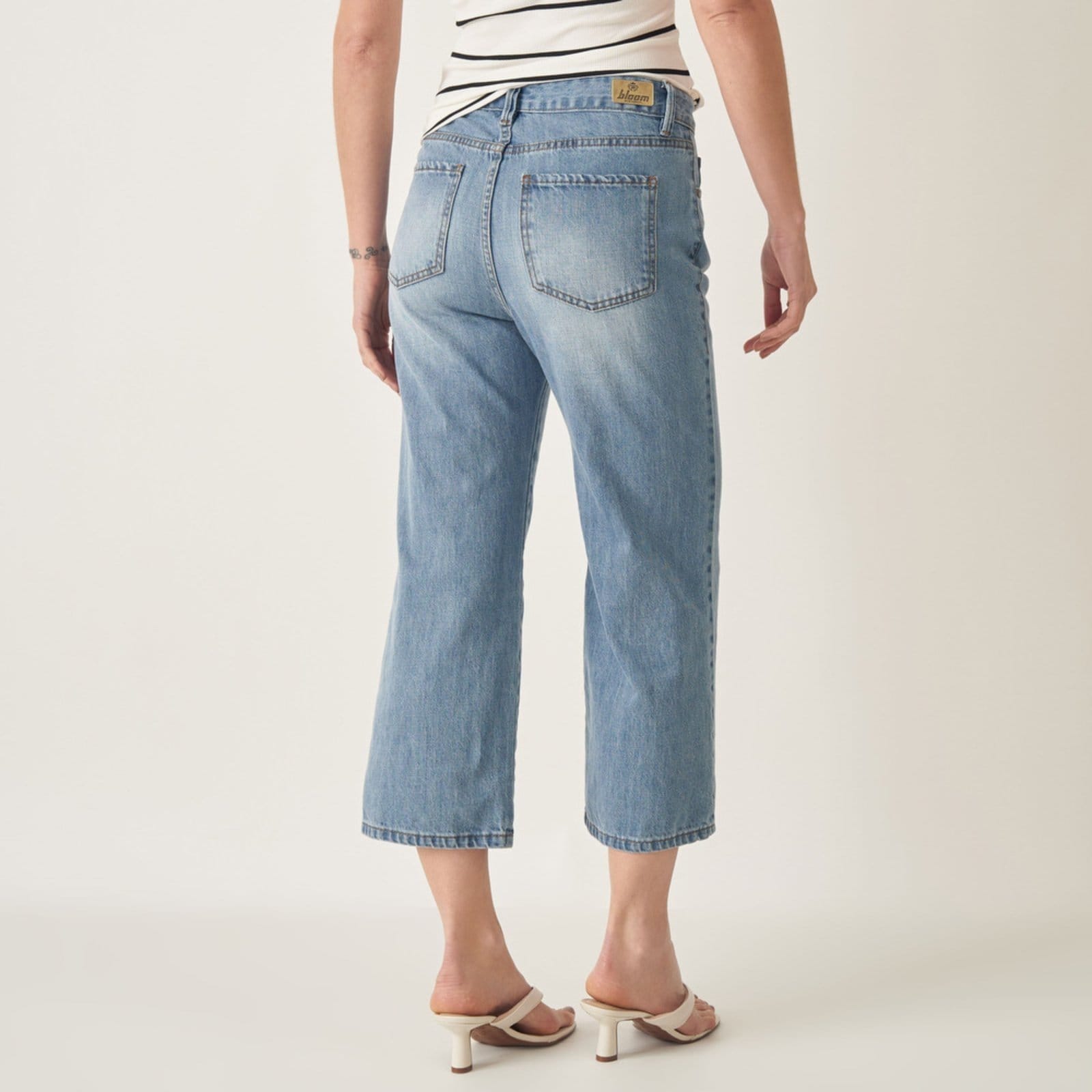 Vista 2 Calça Jeans Pantacourt Reta Delavê Bloom azul