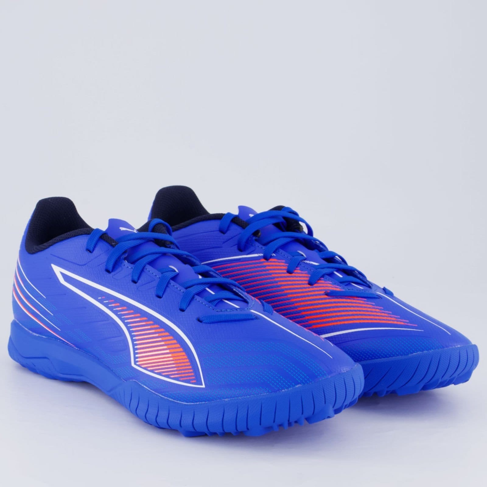 Vista 2 Chuteira Puma Ultra 6 Play TT Society e Laranja Puma azul