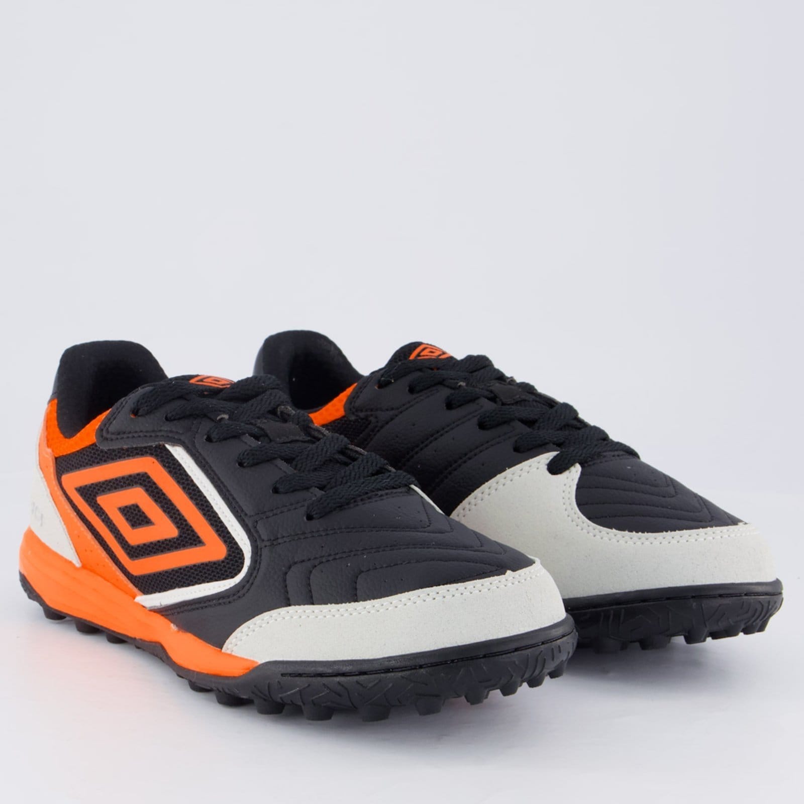 Vista 2 Chuteira Umbro Pro Challenge Uptake Society Preta e Laranja Umbro preto