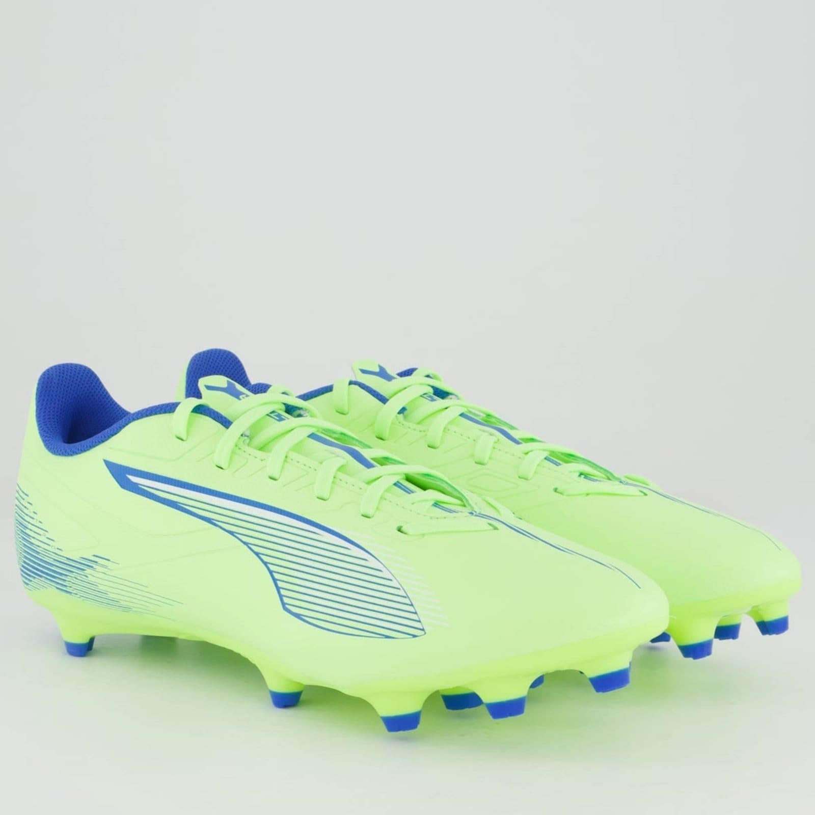 Vista 2 Chuteira Puma Ultra 5 Play FG/AG Campo e Branca Puma verde
