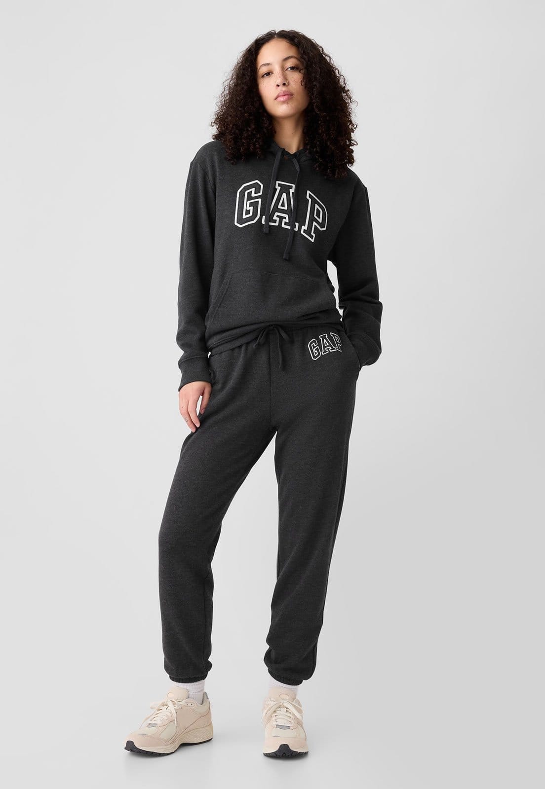 Blusa de Moletom com Capuz Flanelada Fechada GAP Logo Bordado Grafite