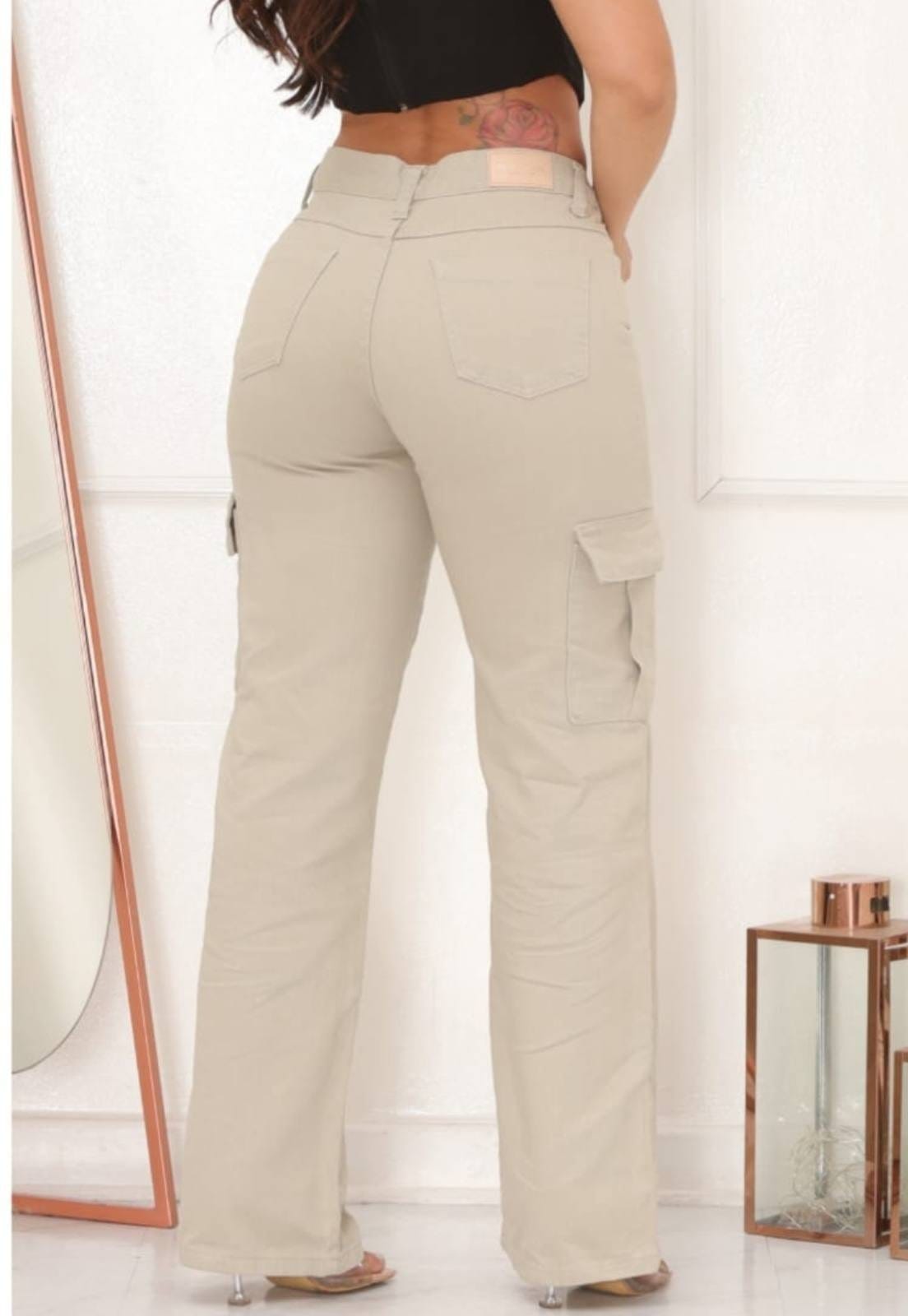 Vista 2 Calça Wide Leg Cargo Feminina com Bolsos Laterais e Cintura Alta CCW CENTRAL CAPITAL WEAR bege