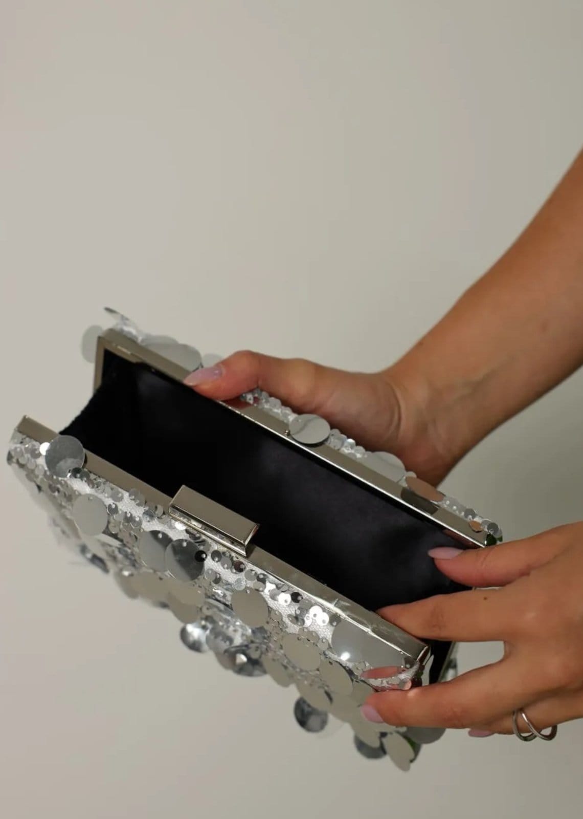 Vista 2 Bolsa Clutch Festa Casamento Madrinhas Retangular Paetês Cia do Vestido Cia do Vestido preto