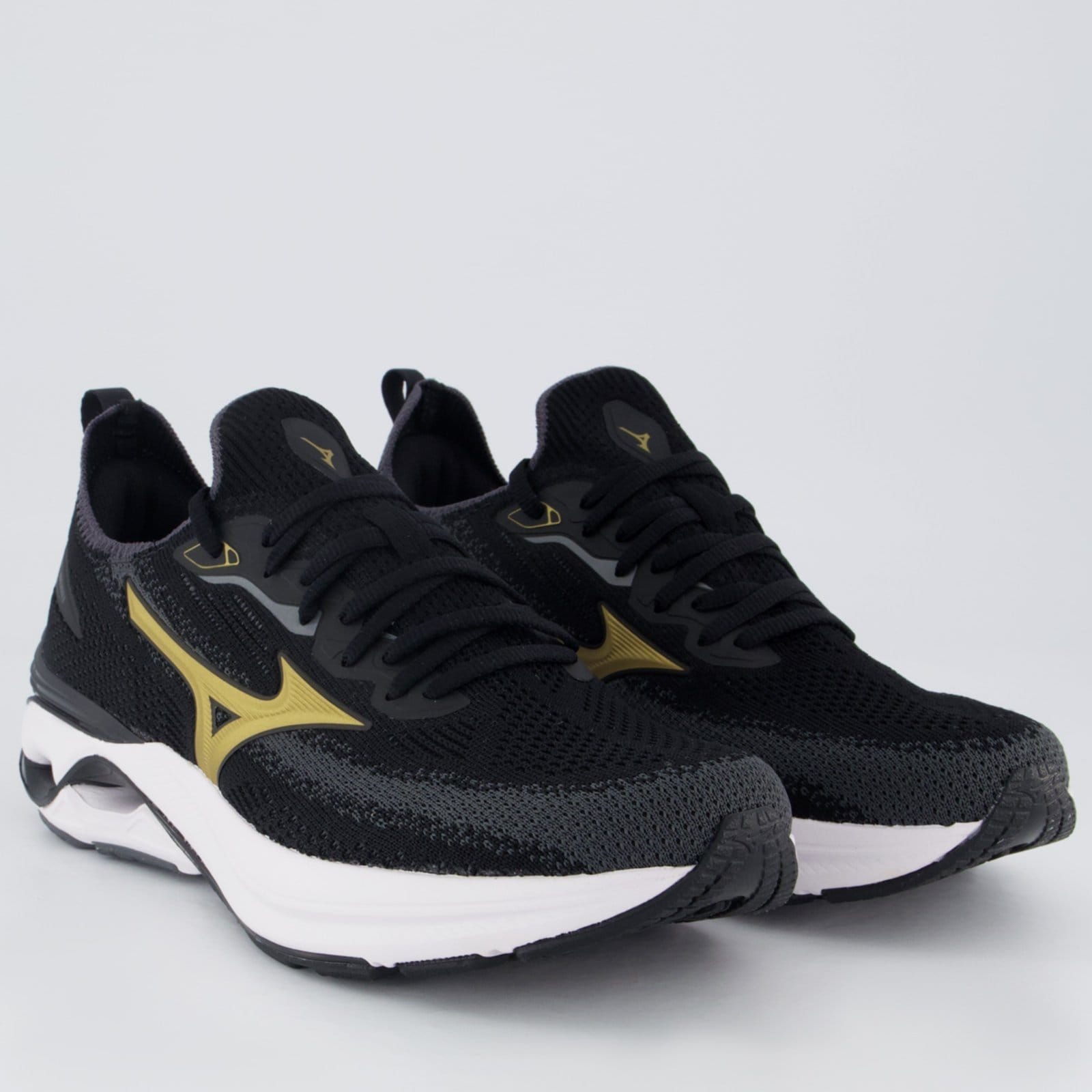 Vista 2 Tênis Mizuno Wave Mirai 8 e Dourado Mizuno preto