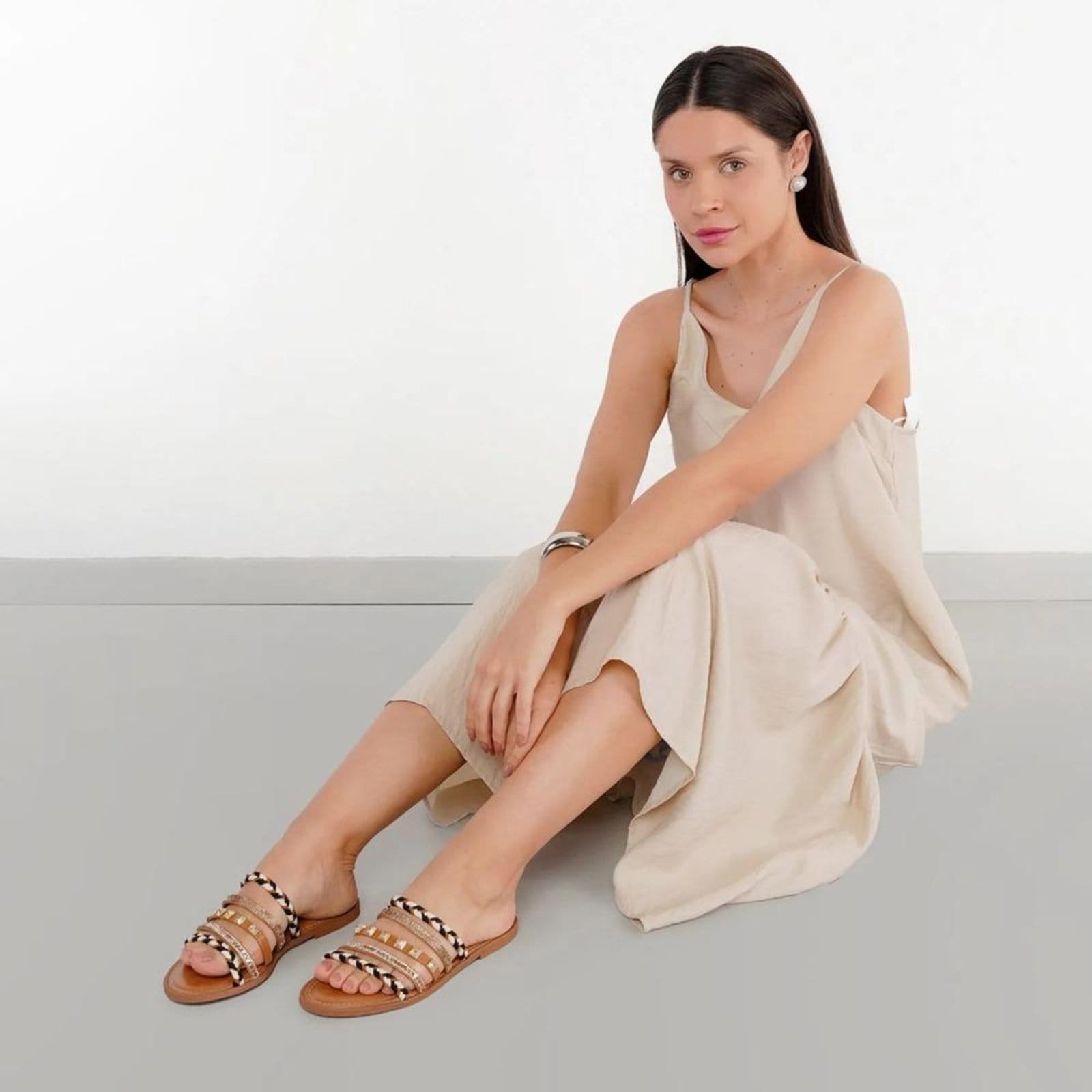 Vista 2 Sandália M Shuz Rasteira Decorada Feminina M Shuz marrom