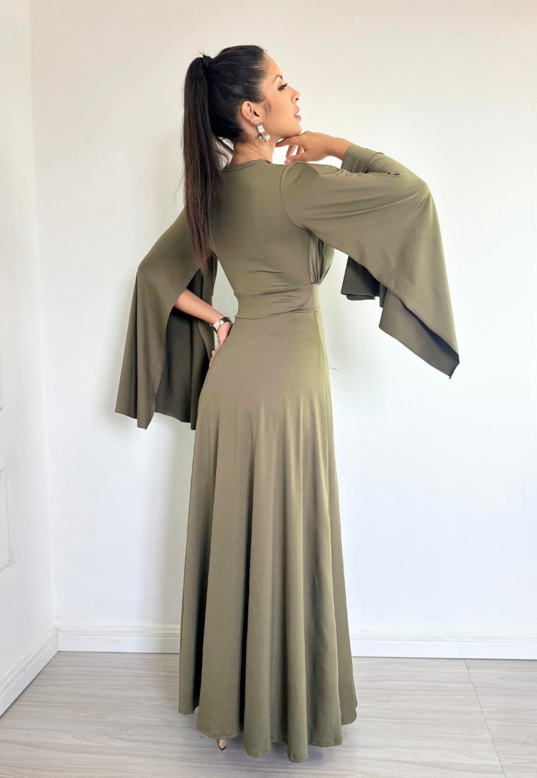 Vista 2 Vestido Longo de Festa Elegante Decote em V Fluity Manga Longa com Abertura Rebecca Cia do Vestido verde militar