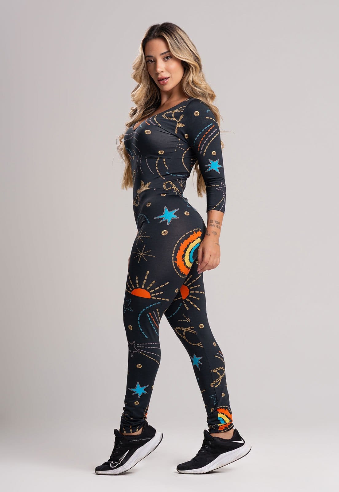 Vista 2 Macacão MVB Modas Longo Manga 3/4 Costa Fechada Fitness Suplex Cosmic Mvb Modas estampado/multicolorido/preto