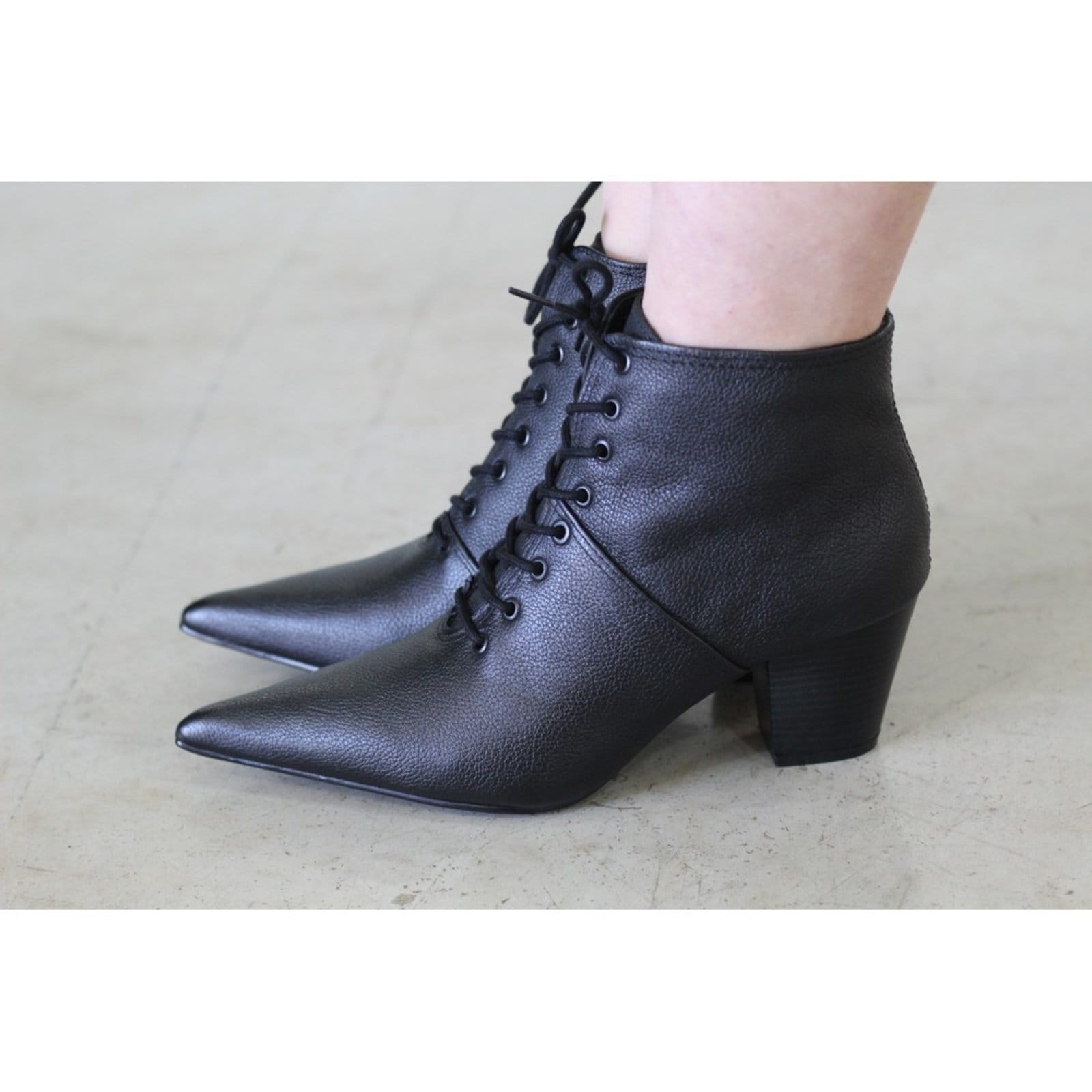 Vista 2 Bota Feminina com Cadarço Bico Fino Cano Curto Couro Salto 6 cm Spinelli preto