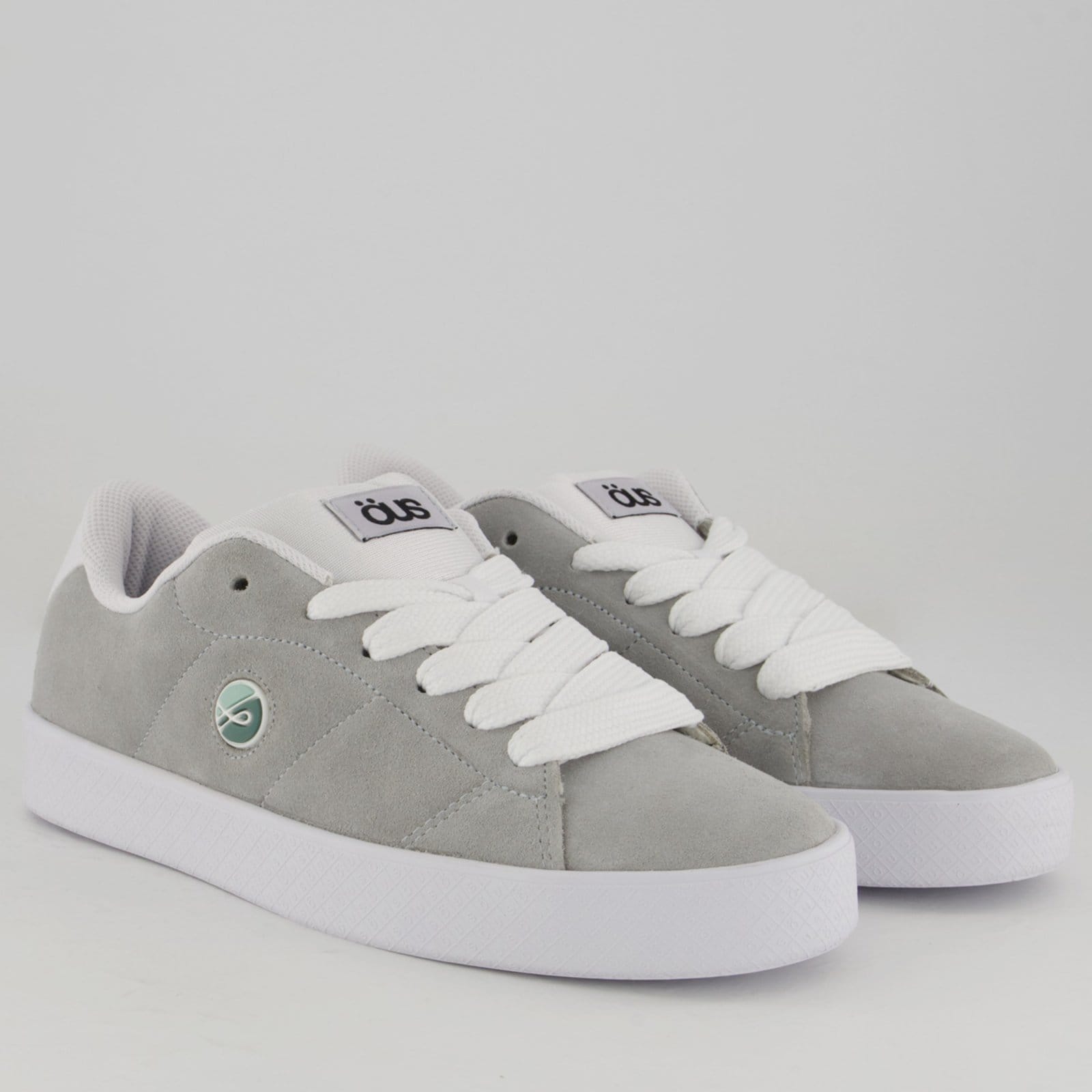 Vista 2 Tênis OUS Essencial e Branco ÖUS cinza