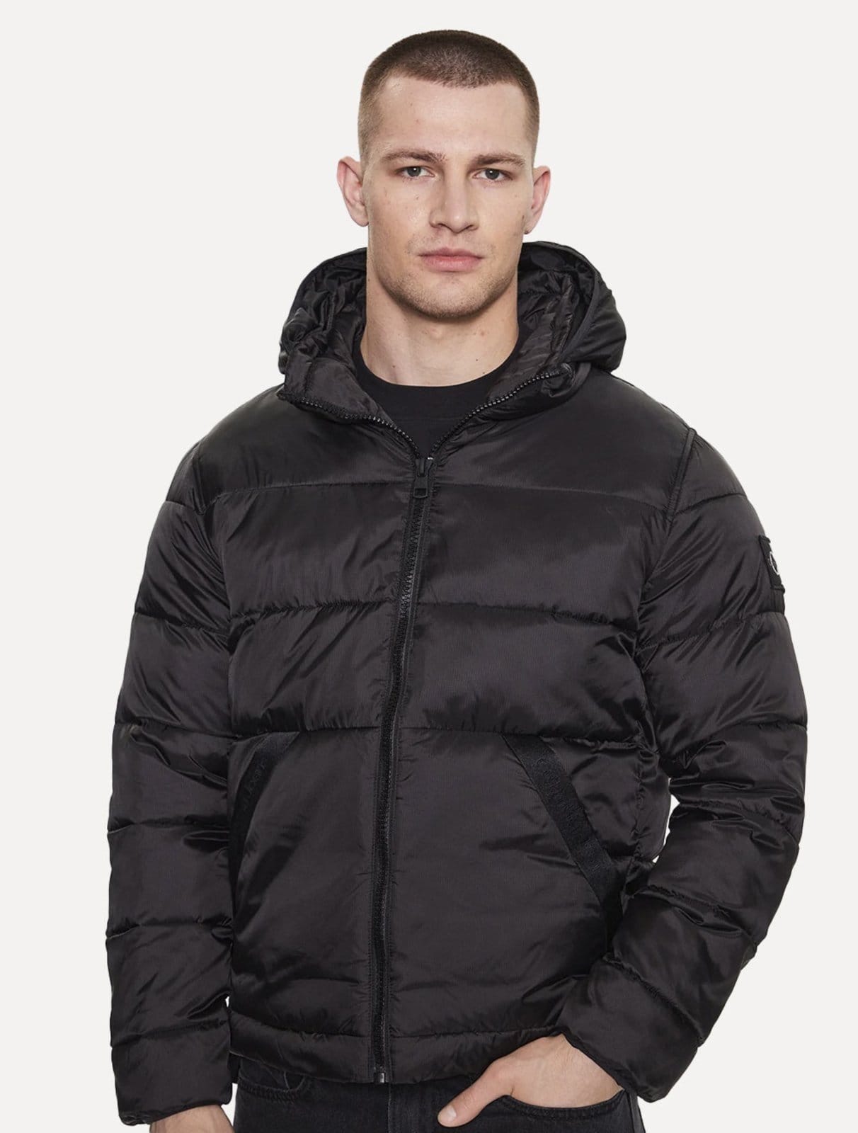 Vista principal Jaqueta Calvin Klein Jeans Masculina Padded Hoodie Preta Calvin Klein preto