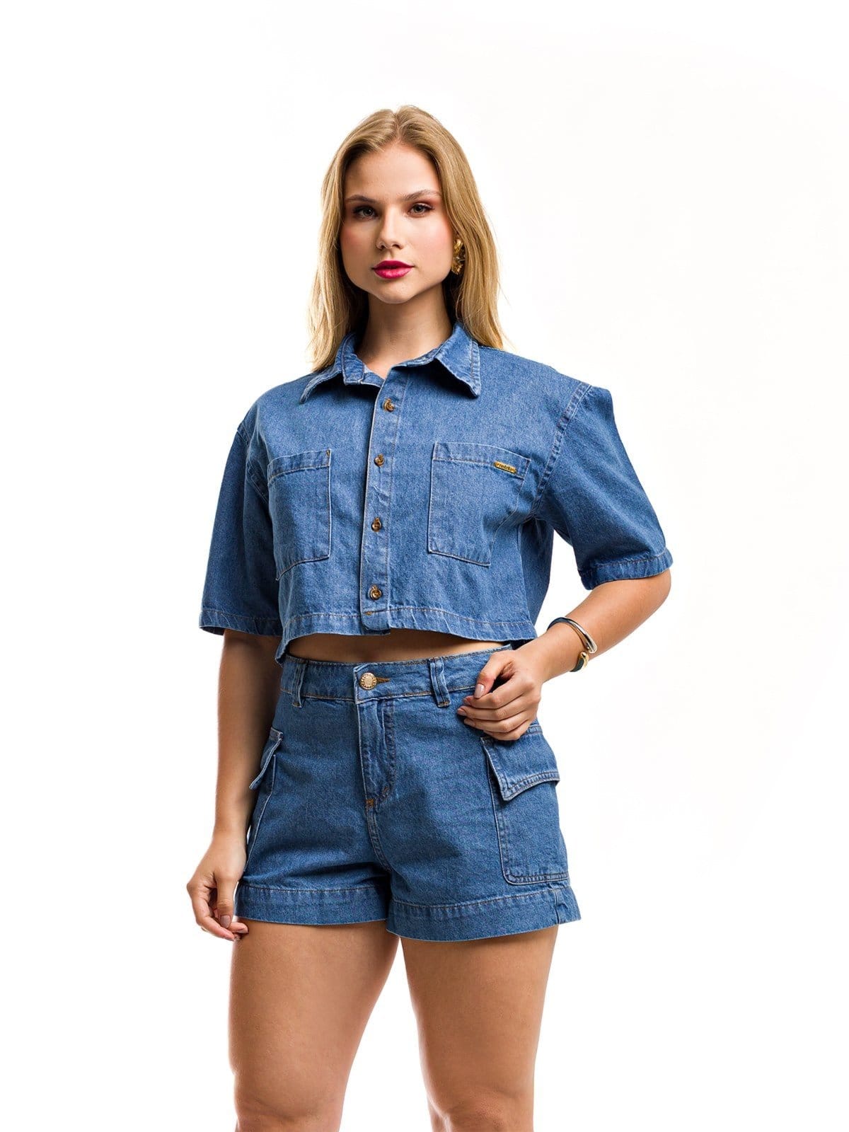 Conjunto Restrito Jeans Cropped Camisa Over e Short Cargo Médio