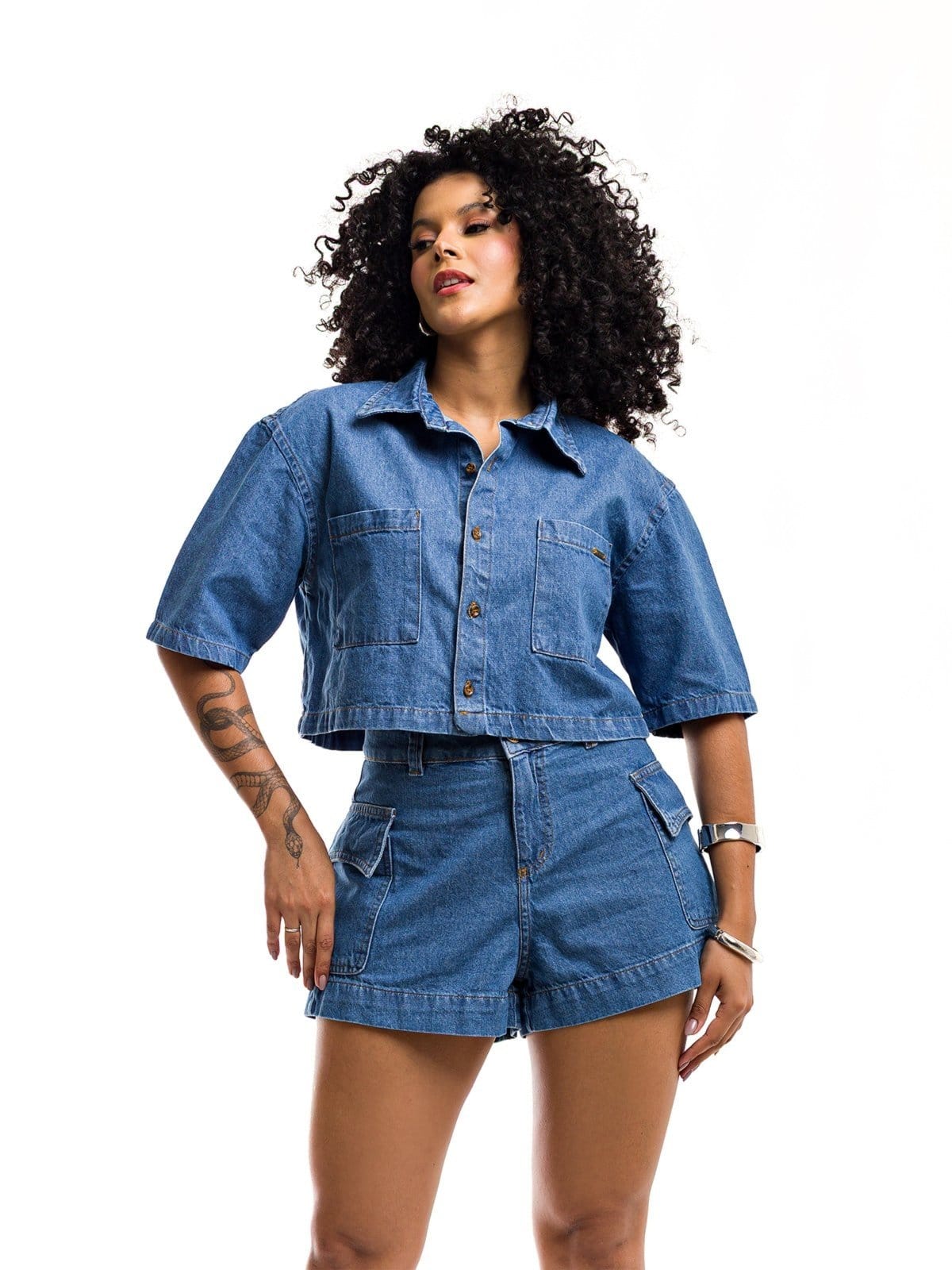 Vista 2 Conjunto Restrito Jeans Cropped Camisa Over e Short Cargo Médio Restrito Jeans azul