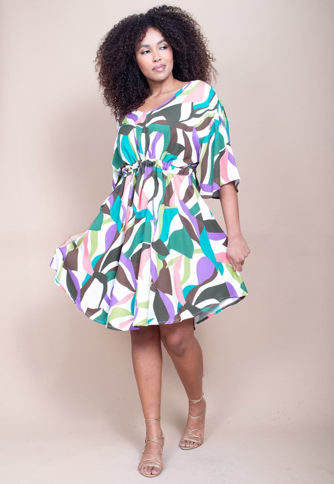 Vista 2 Vestido Curto CabanaFree Caaxixá Viscose com Cordão na Cintura Estampa Encanto Botânico Cabanafree azul/branco/estampado/marrom