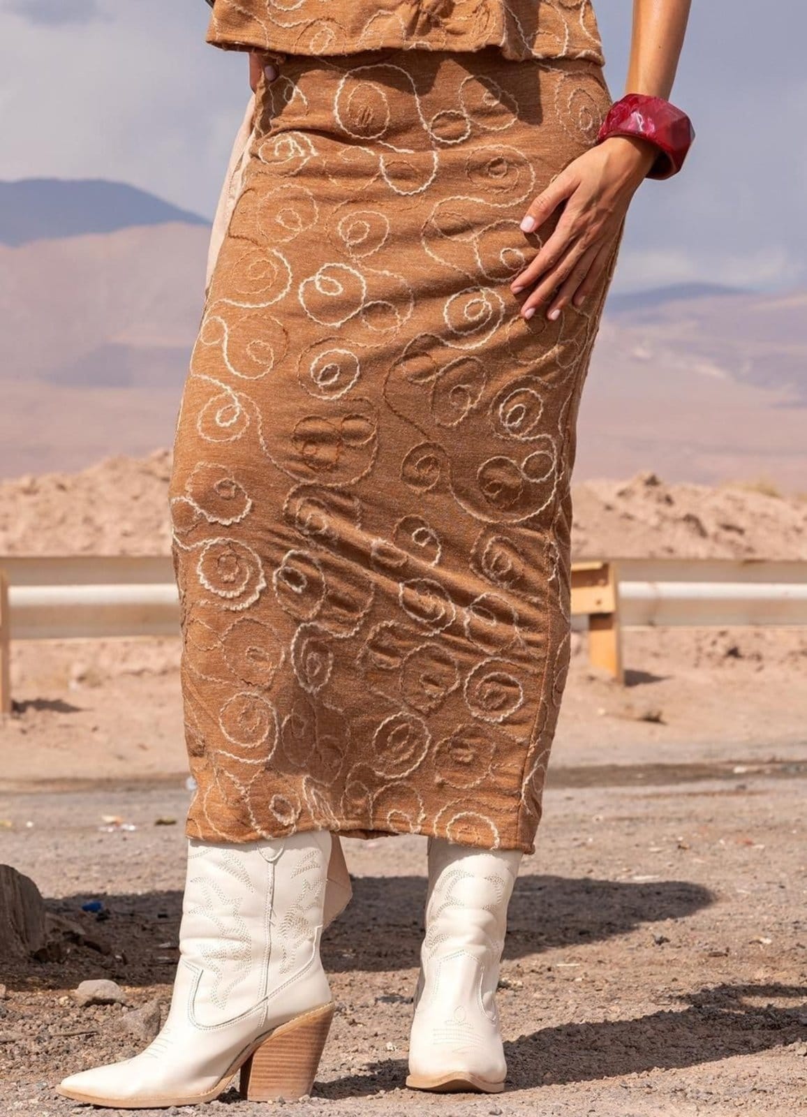 Saia Feminina Bordado Abstrato Em Malha Bordada