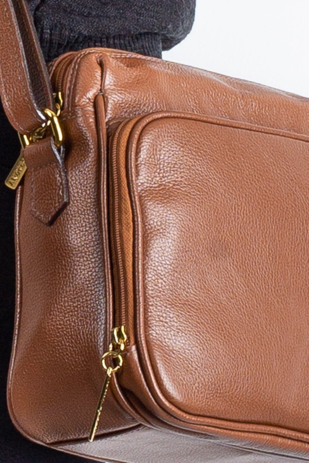 Vista 2 Bolsa Andrea Vinci De Couro Liso Tiracolo Com Divisórias Rita - Whisky Andrea Vinci vermelho