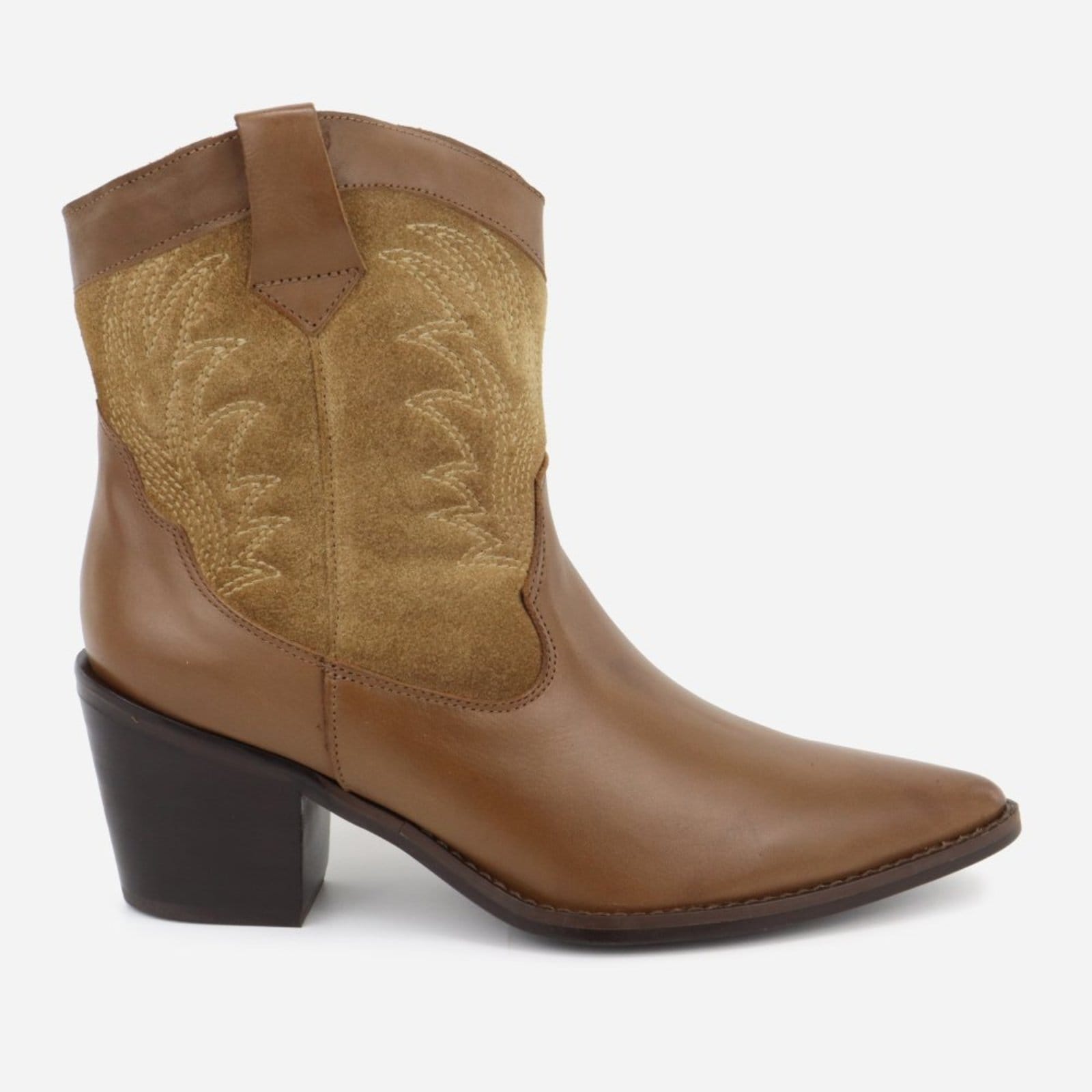 Vista 2 Bota Texana Country Western em Couro Macio Conforto Bico Fino Maria Paula Taupe MARIA PAULA caramelo