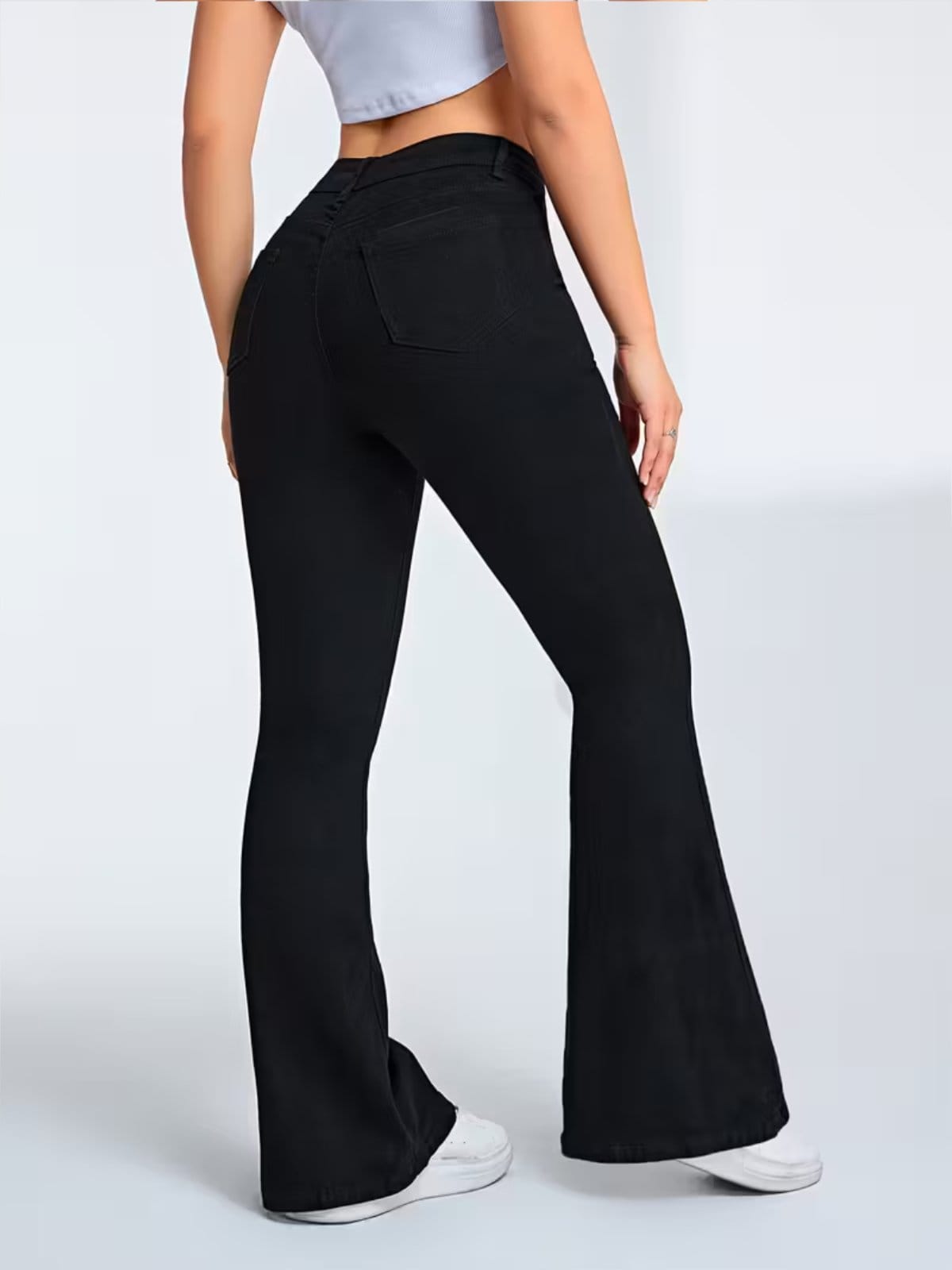 Vista 2 Calça Flare Alpha Street Wear Preta Feminina Cintura Alta e Caimento Perfeito Alpha Street Wear jeans