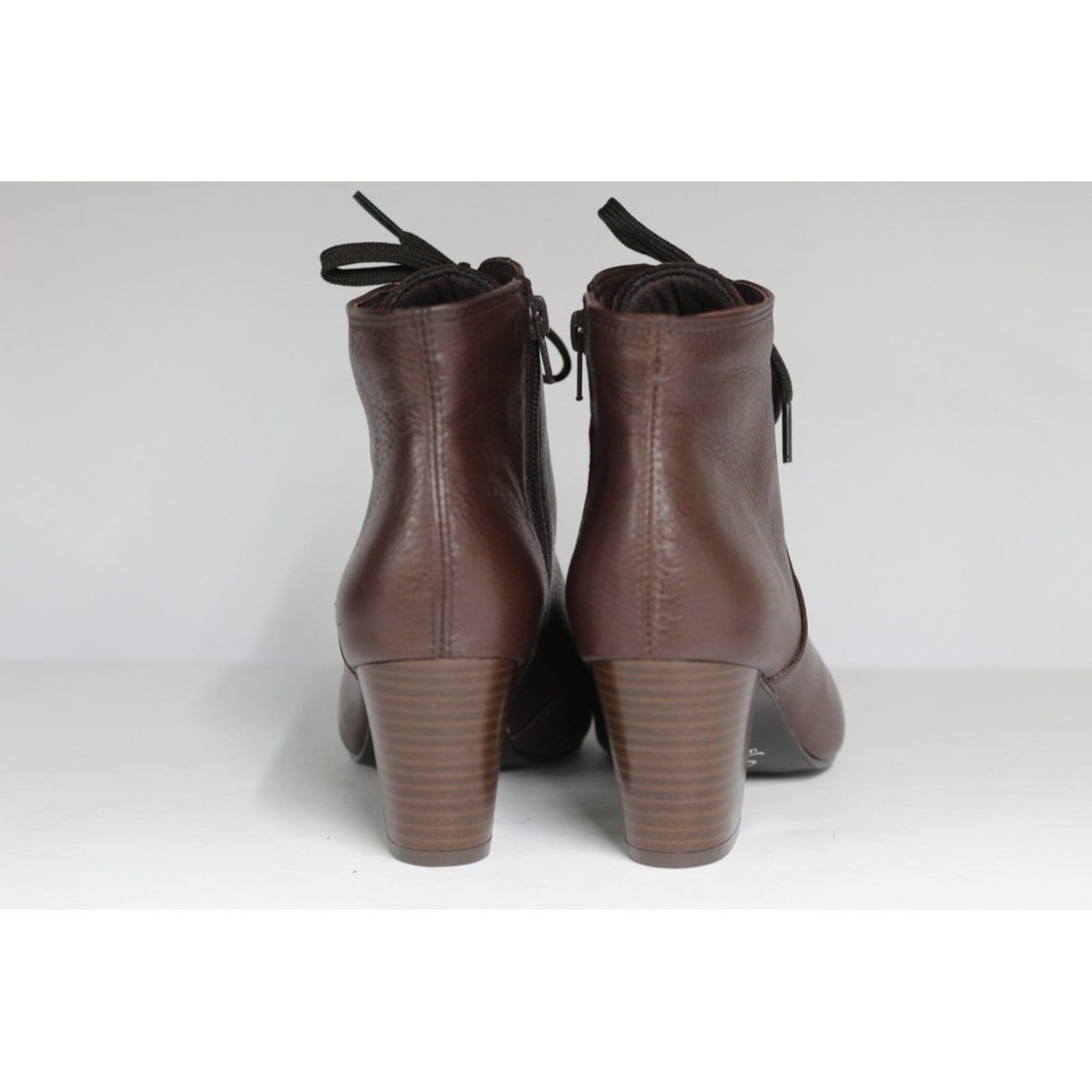 Vista 2 Bota Feminina com Cadarço Bico Fino Cano Curto Couro Salto 6 cm Pinhão Spinelli marrom