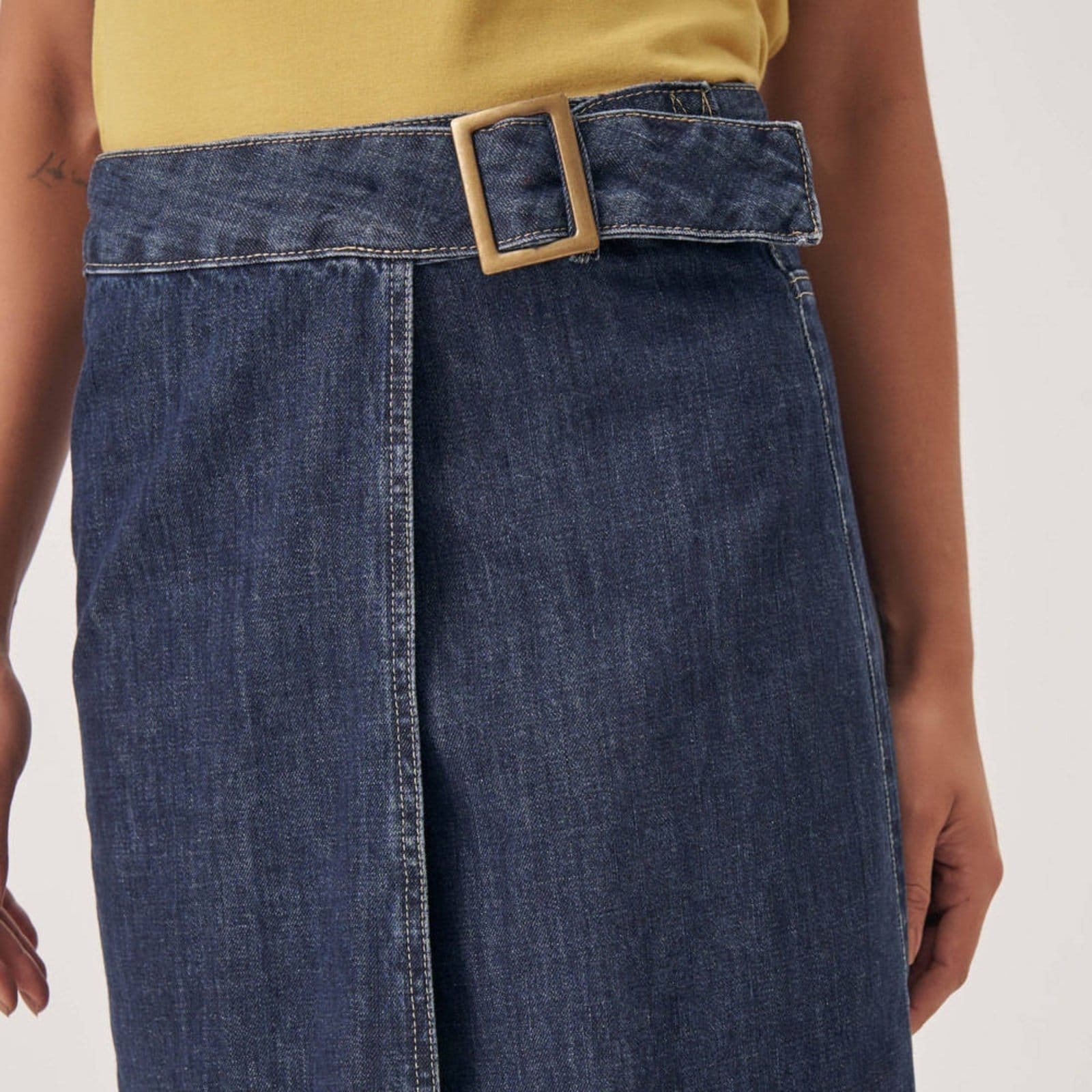 Vista 2 Saia Midi Jeans Transpassada Com Fivela Azul Escuro Bloom azul marinho