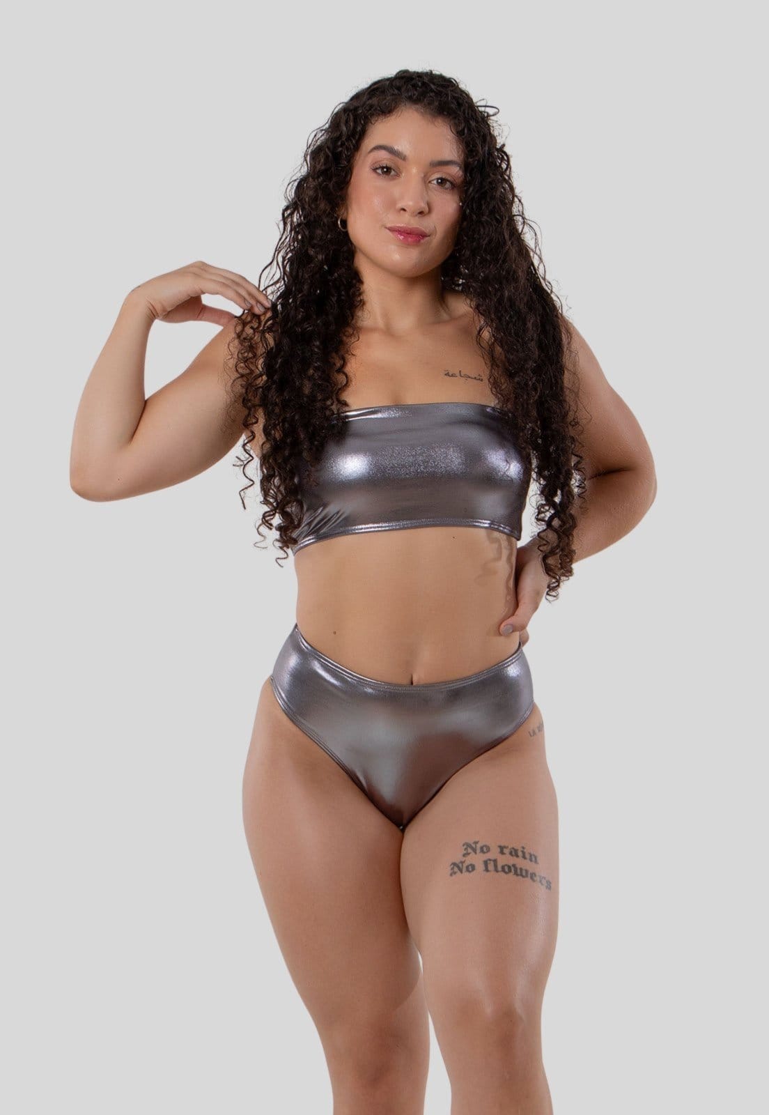Vista 2 Biquini Hot Pant Feminino Carnaval Brilhoso Metálico Tomara que Caia Diluxo prata