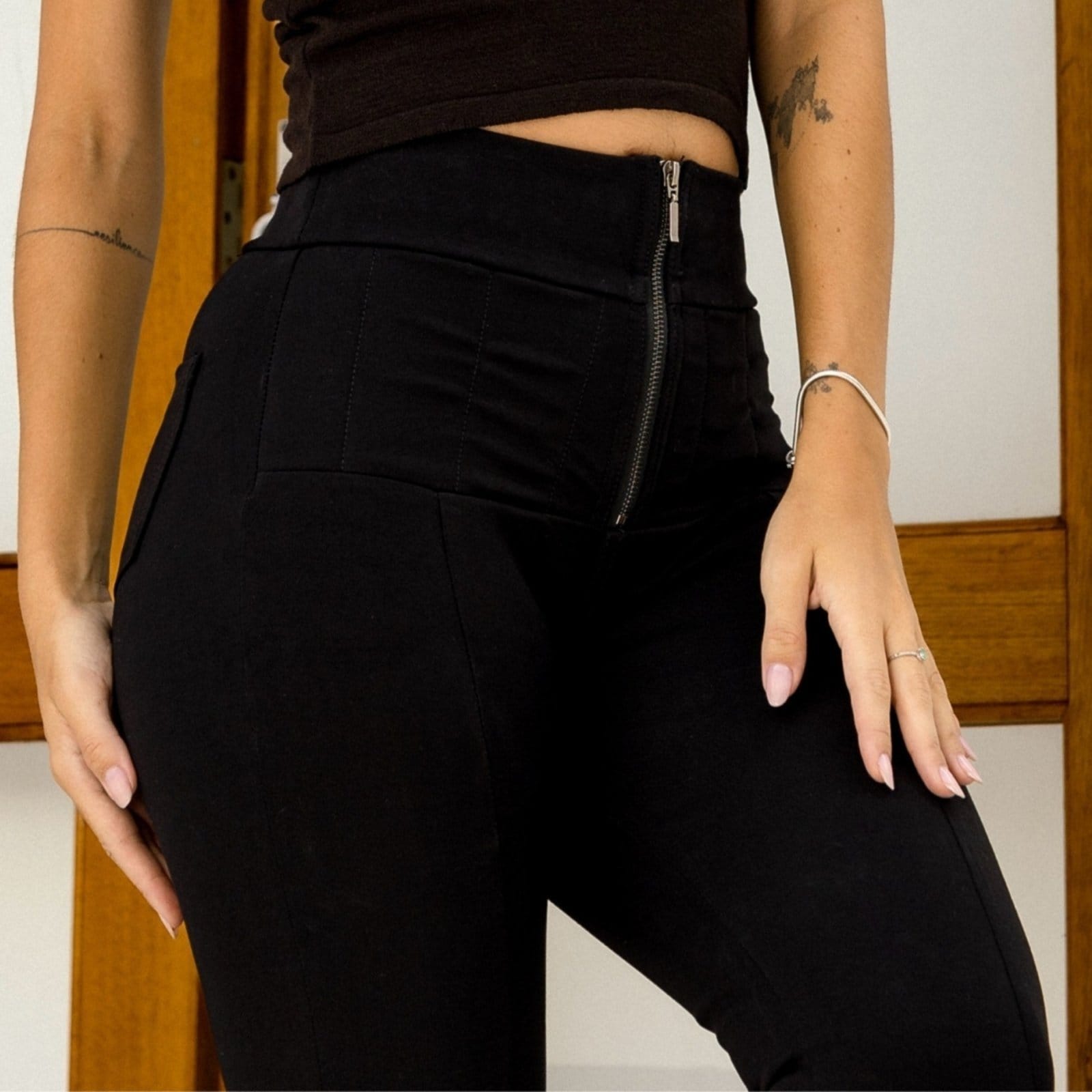 Vista 2 Calça Cigarrete Bandagem Lipo Feminina Revanche Alfena Revanche preto