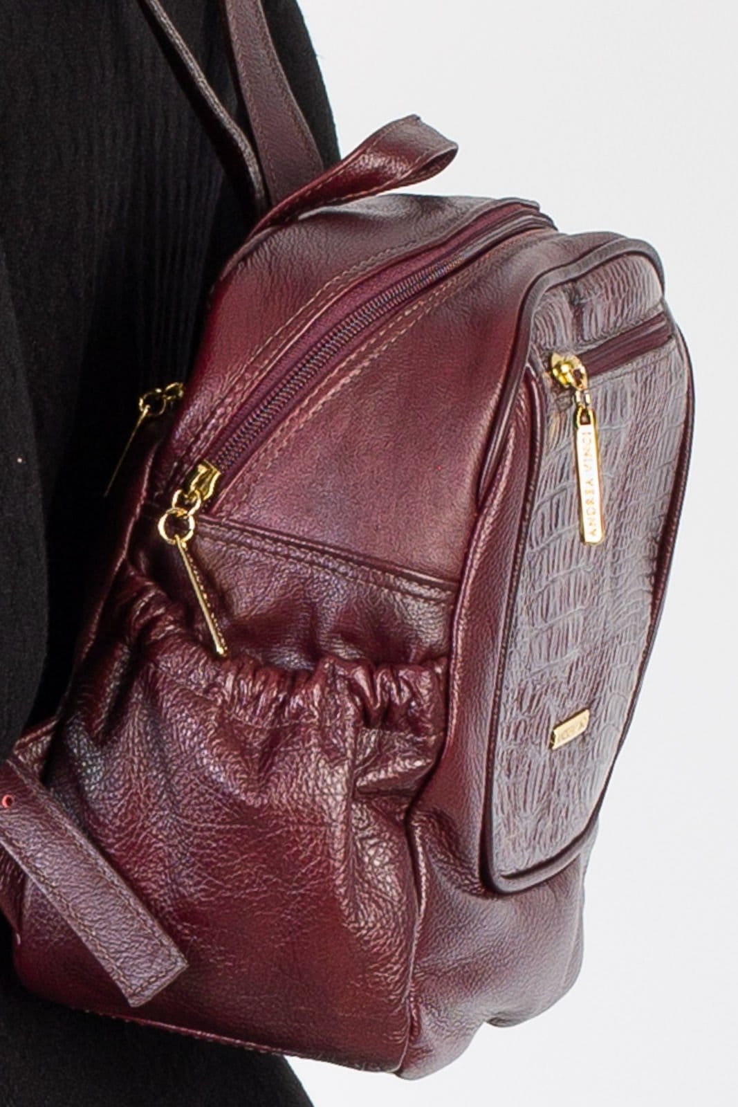 Vista 2 Mochila pequena de couro croco Estela - Marsala Andrea Vinci vermelho