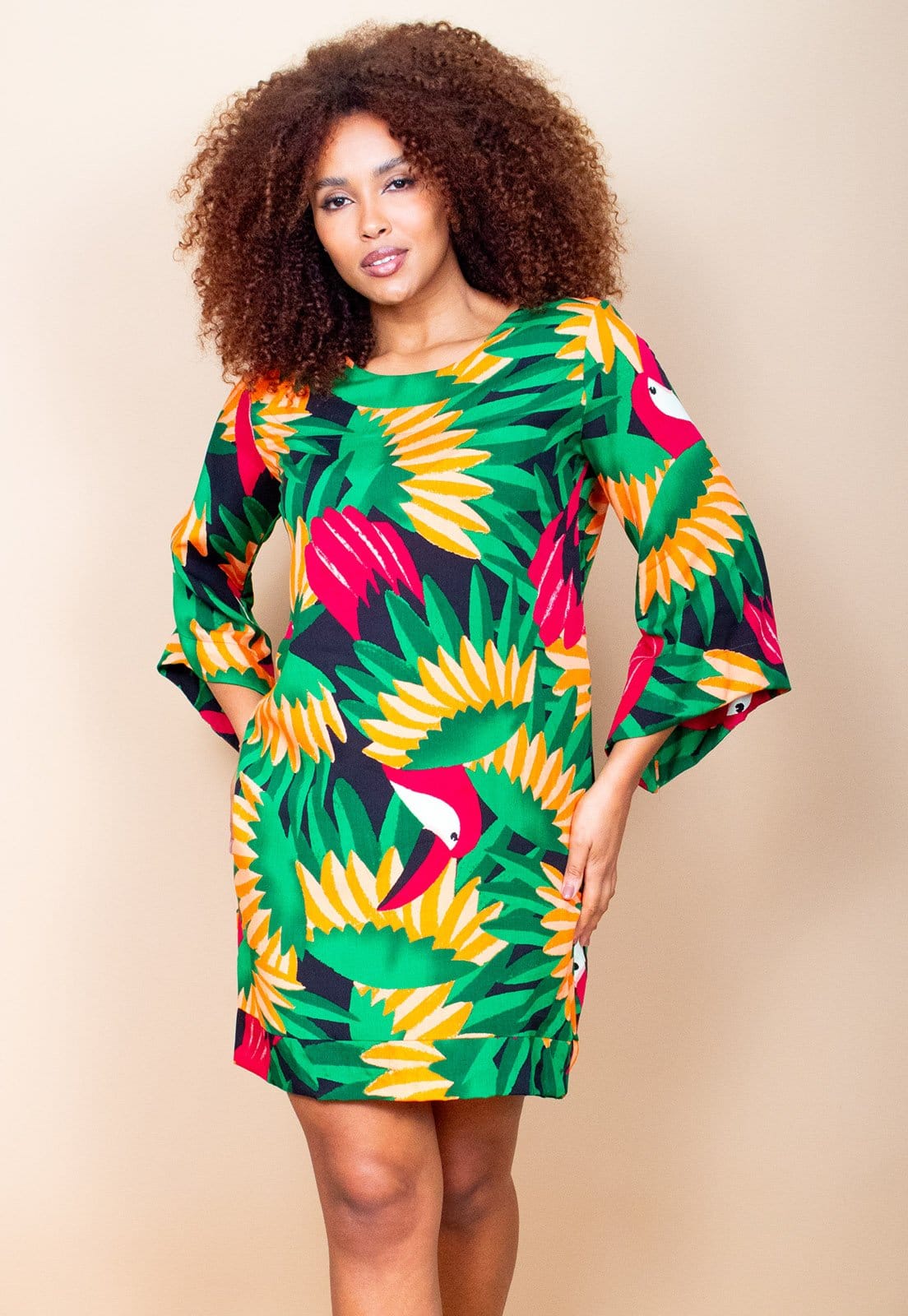 Vista 2 Vestido Curto Cabanafree Balli Manga Ampla Estampa Festas dos Tucanos Cabanafree amarelo/estampado/laranja