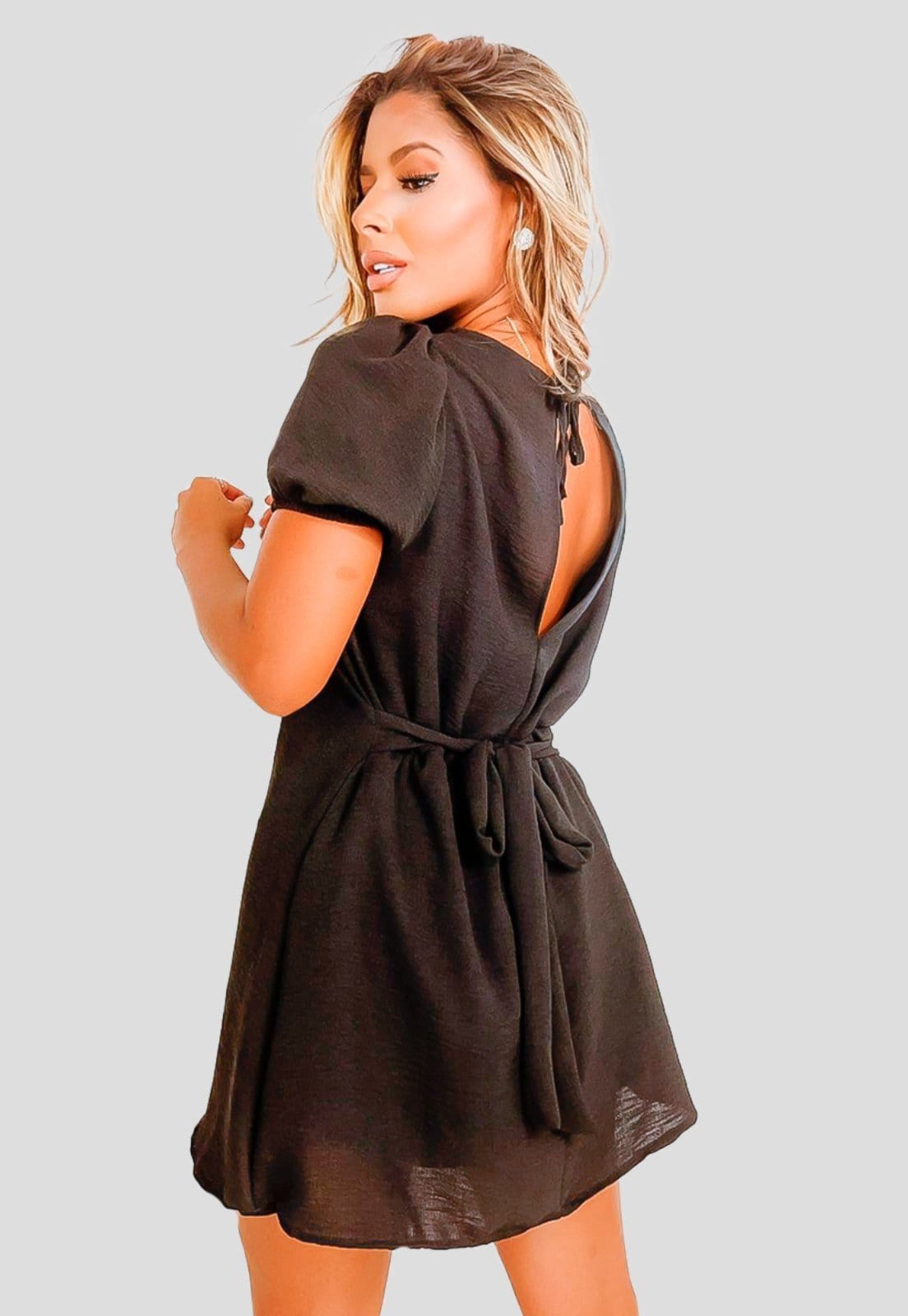 Vista 2 Macaquinho YWC ind Feminino Curto Vestido Soltinho Manga Bufante Crepe YWC ind preto