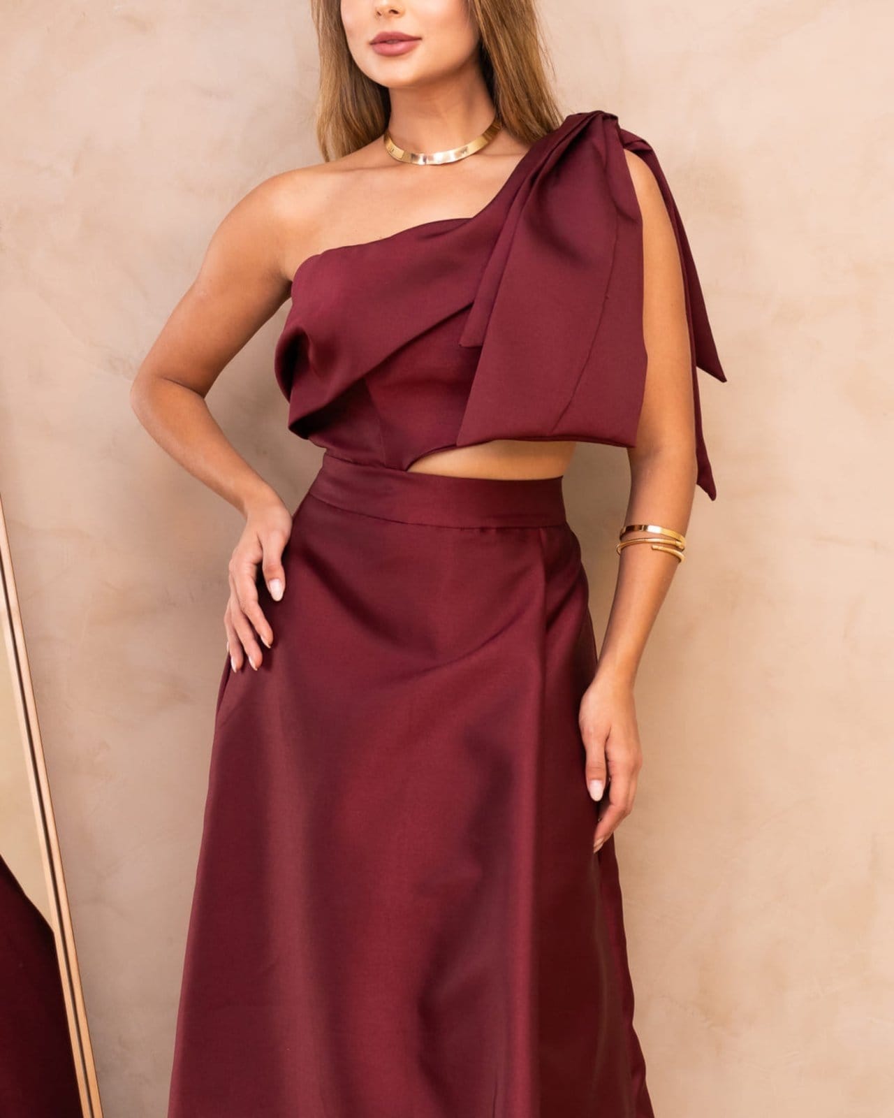 Vista 2 Vestido Longo de Festa Madrinhas Laço Abetura Lateral Acetinado Elegante Taylina Marsala Cia do Vestido bordô