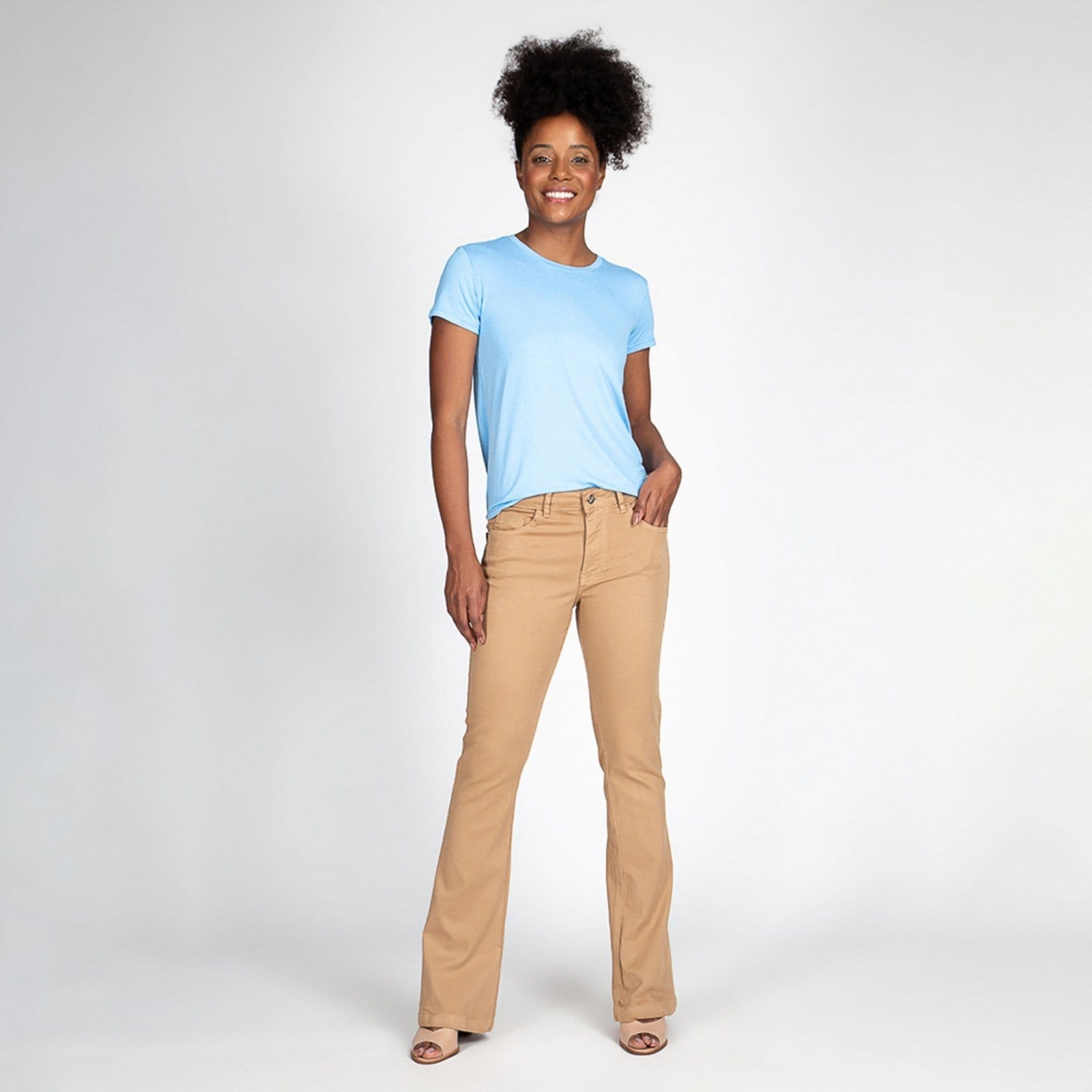 Vista 2 Calça Jeans Color Flare Bootcut Caqui Chique Bloom bege caqui