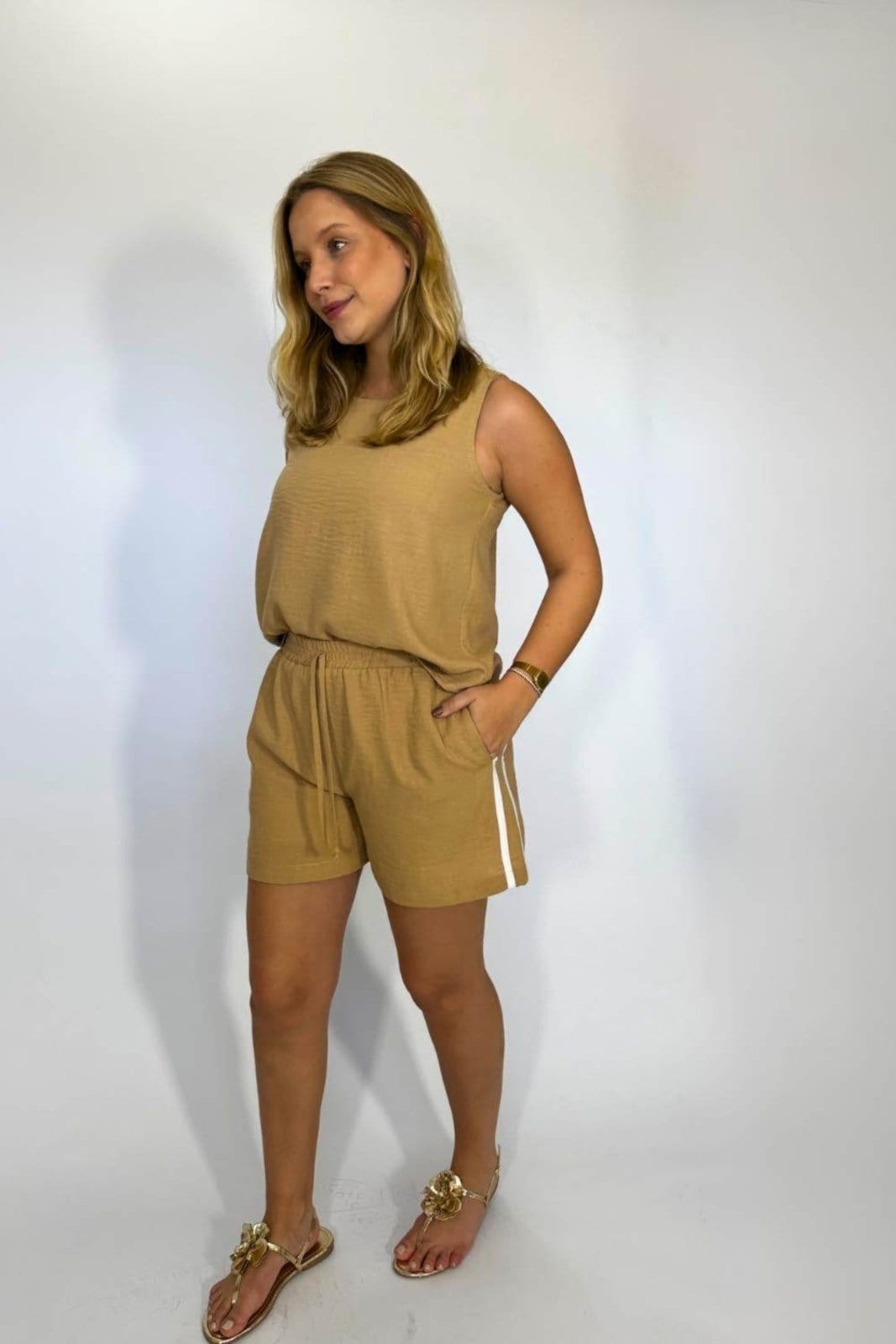 Vista principal Short Vanibele Alfaiataria Track Camelo Vanibele caramelo/off-white