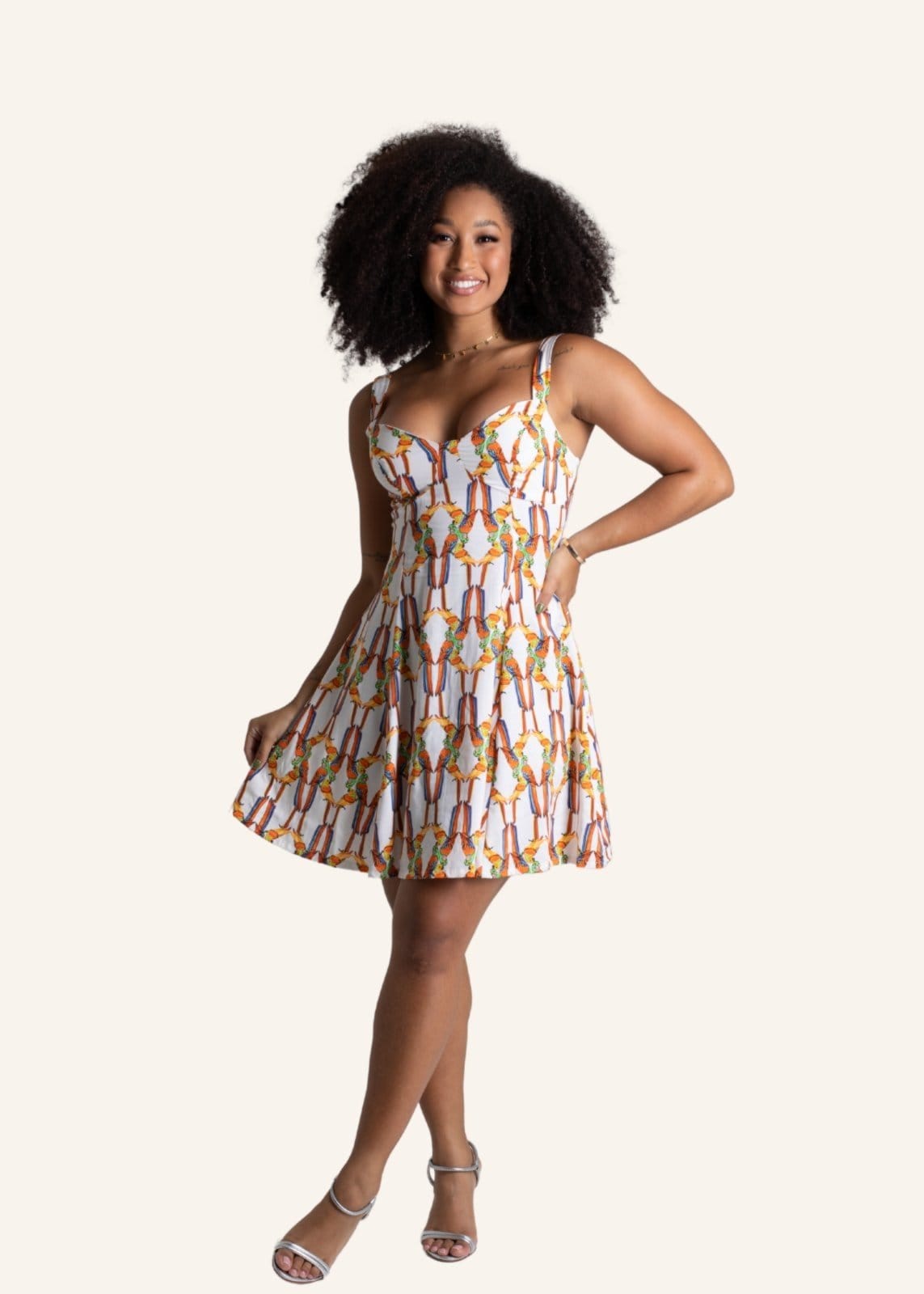 Vista 2 Sawary Fashion Vestido Curto Evasê Estampa Aves Sawary Fashion laranja