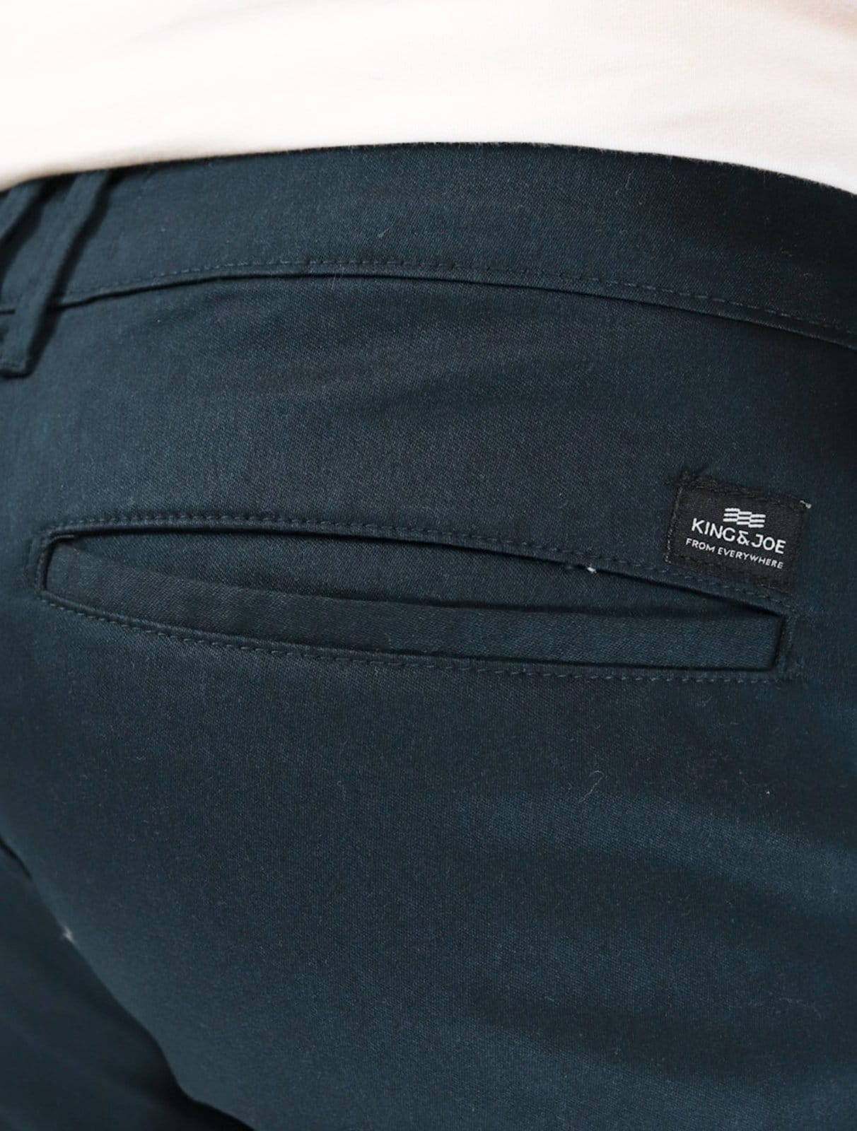 Vista 2 Bermuda King & Joe Masculina Slim Flex Cetim King & Joe azul marinho