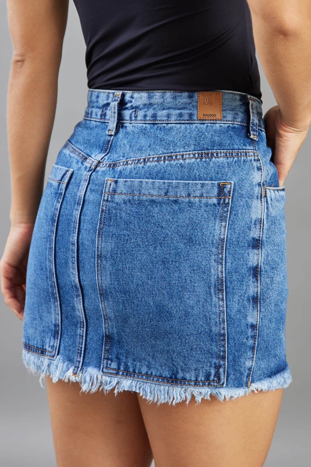 Vista 2 Mini Saia Jeans Cintura Alta Feminina Barra Desfiada Dialogo DIALOGO azul