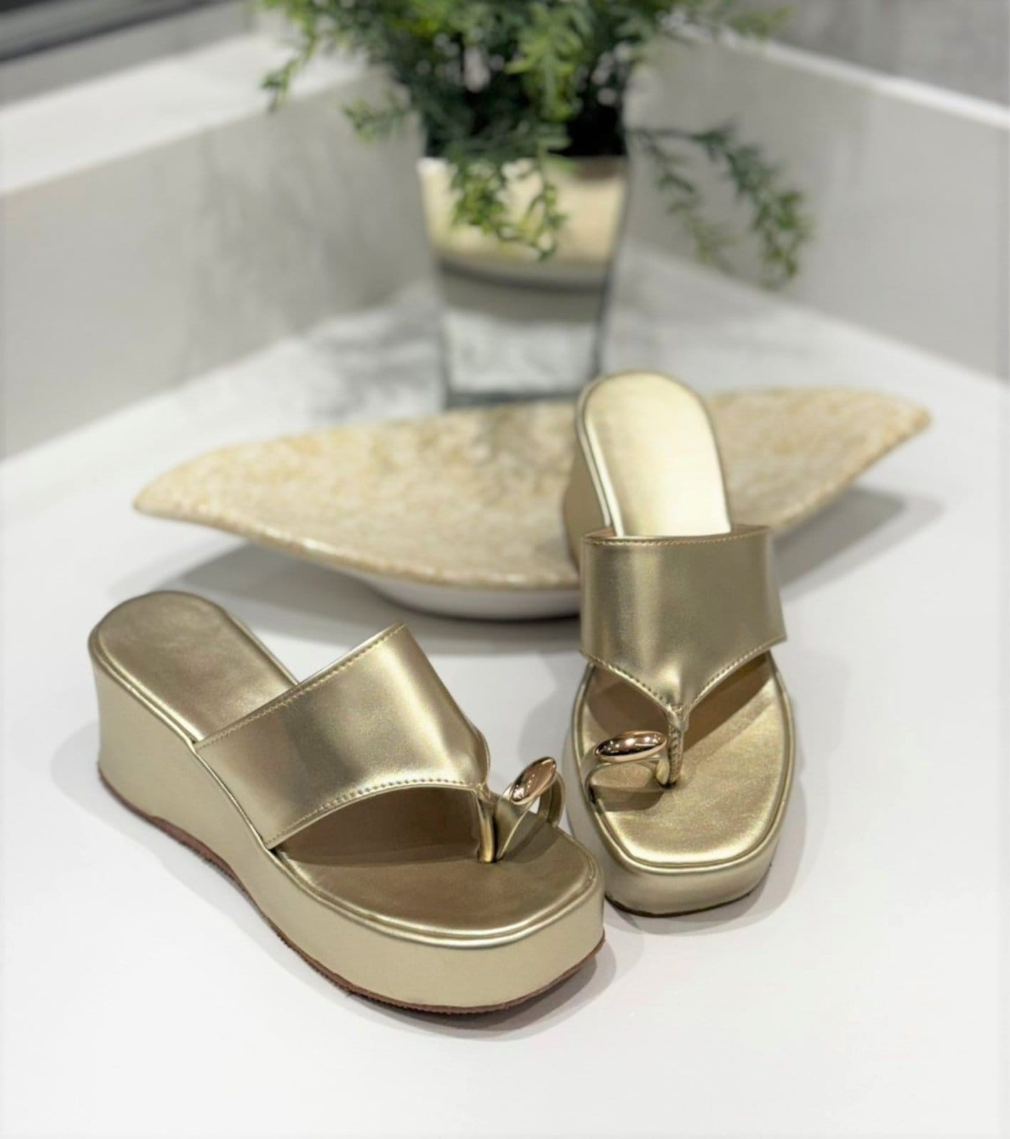 Vista 2 Tamanco Anabela Ref 2155 P Rofely Ouro Litgh Rofely dourado