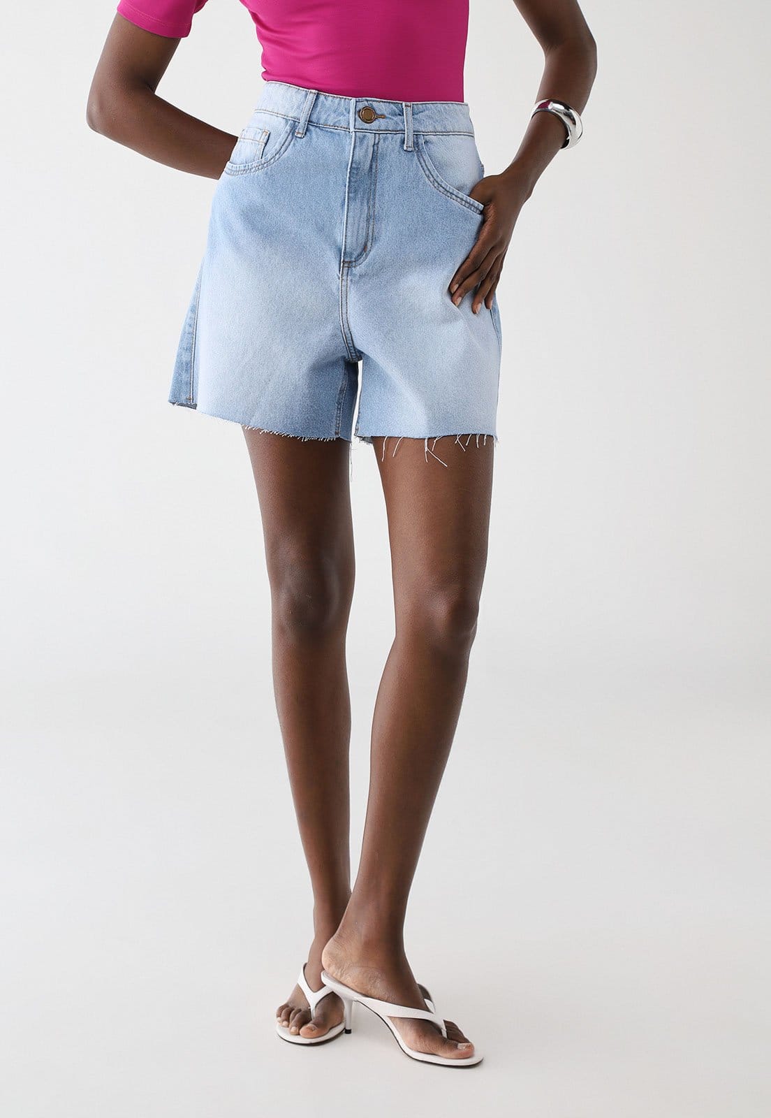 Short Jeans Feminino Lança Perfume Mom Super High Lavagem Clara