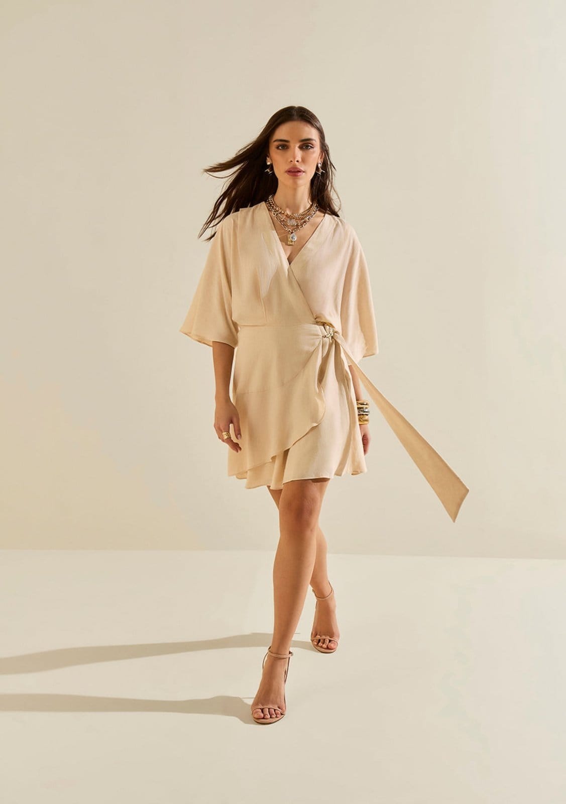 Vestido Morena Rosa Ajustado Decote V Manga Curta Curto Bege