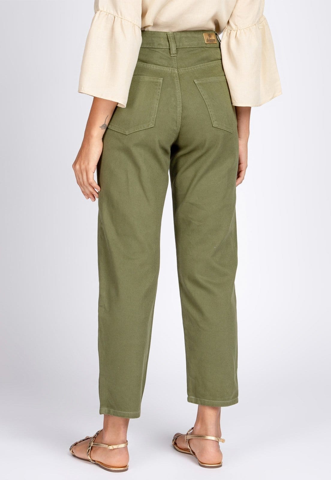 Vista 2 Calça Mom Bloom Cropped Slouch Bolso-Faca Oliva Bloom verde