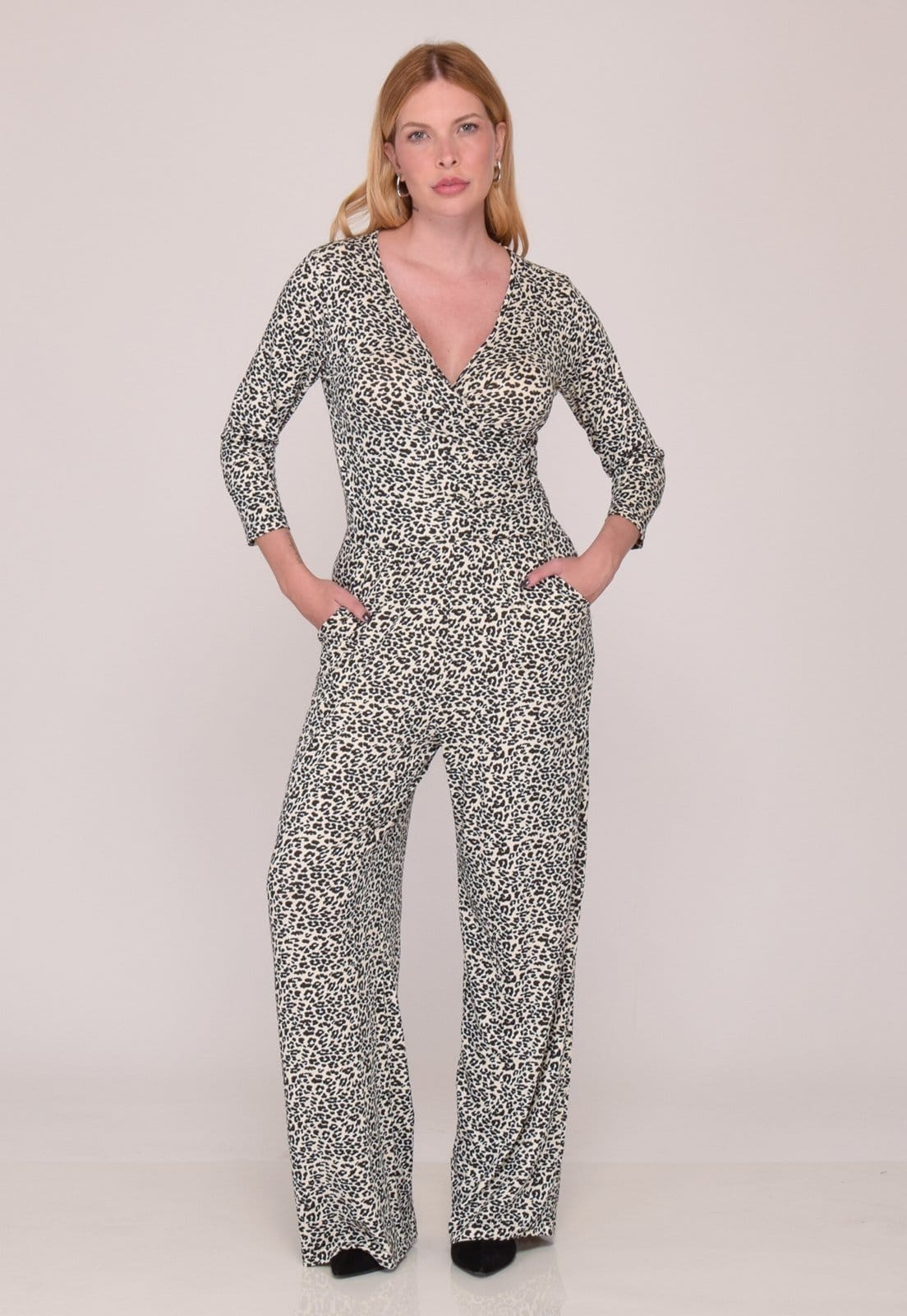 Macacão Pantalona Decote Transpassado B’Bonnie Florence Animal Print