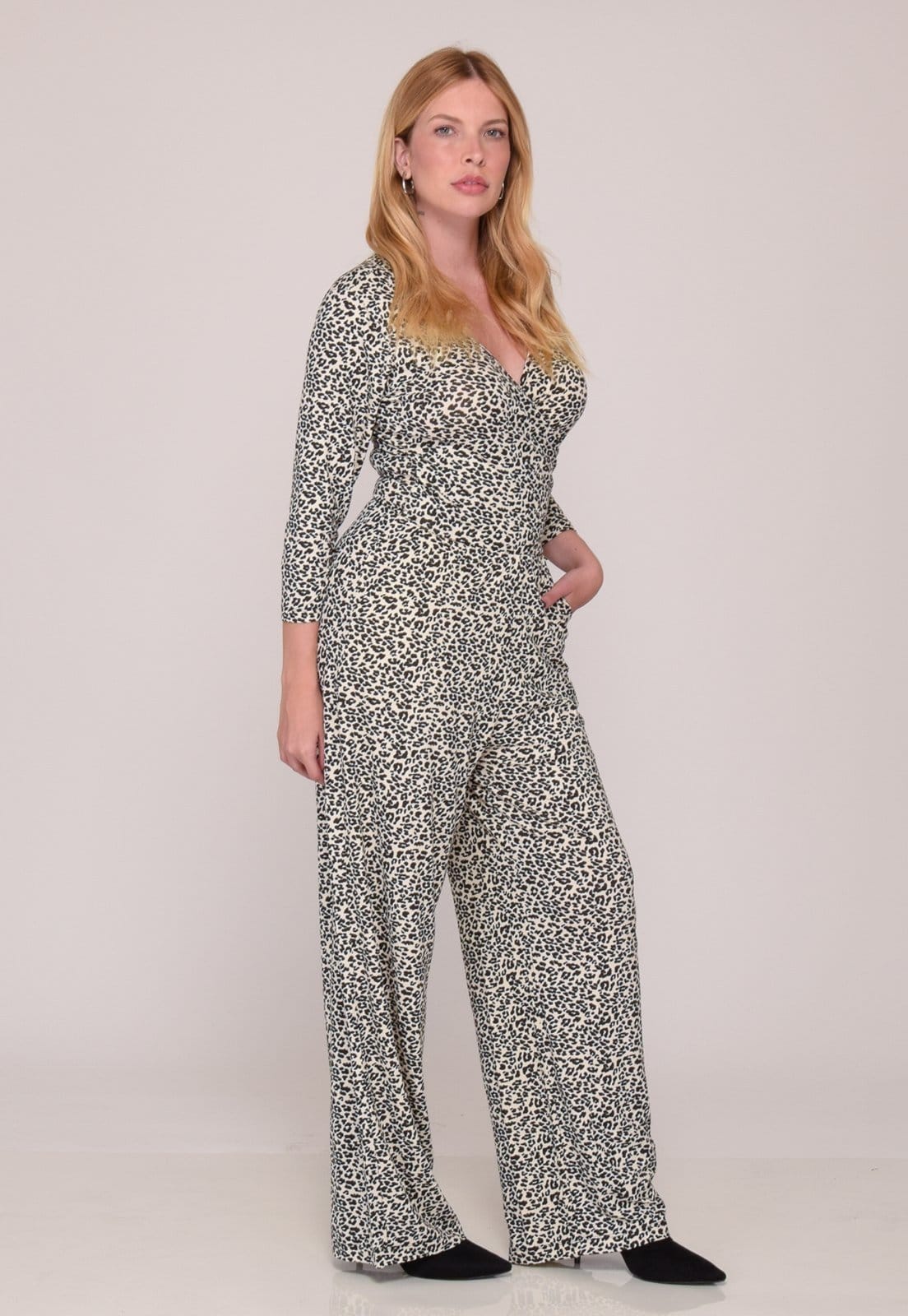 Vista 2 Macacão Pantalona Decote Transpassado B’Bonnie Florence Animal Print B'Bonnie onça