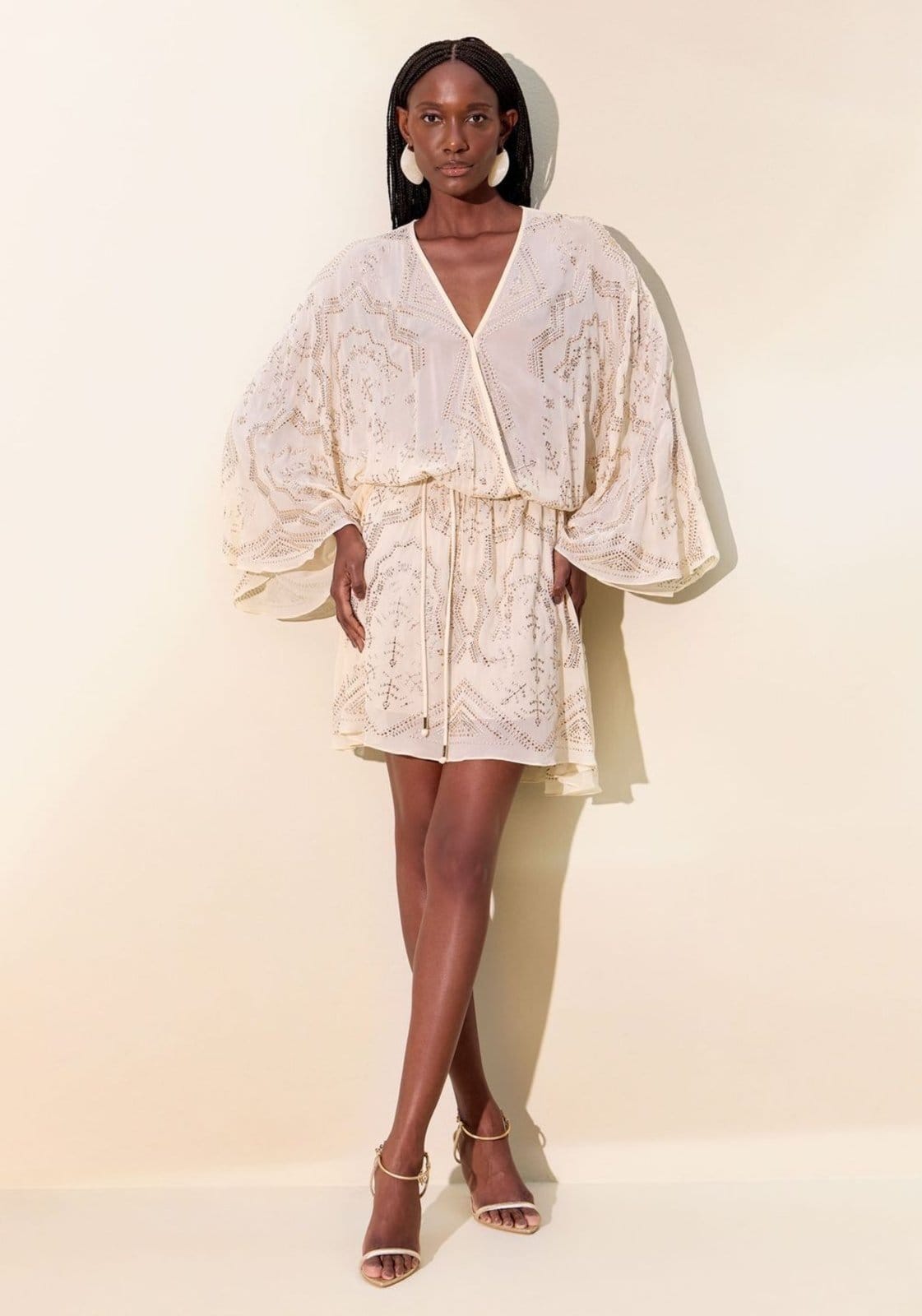 Vestido Curto Manga Morcego Com Cristais