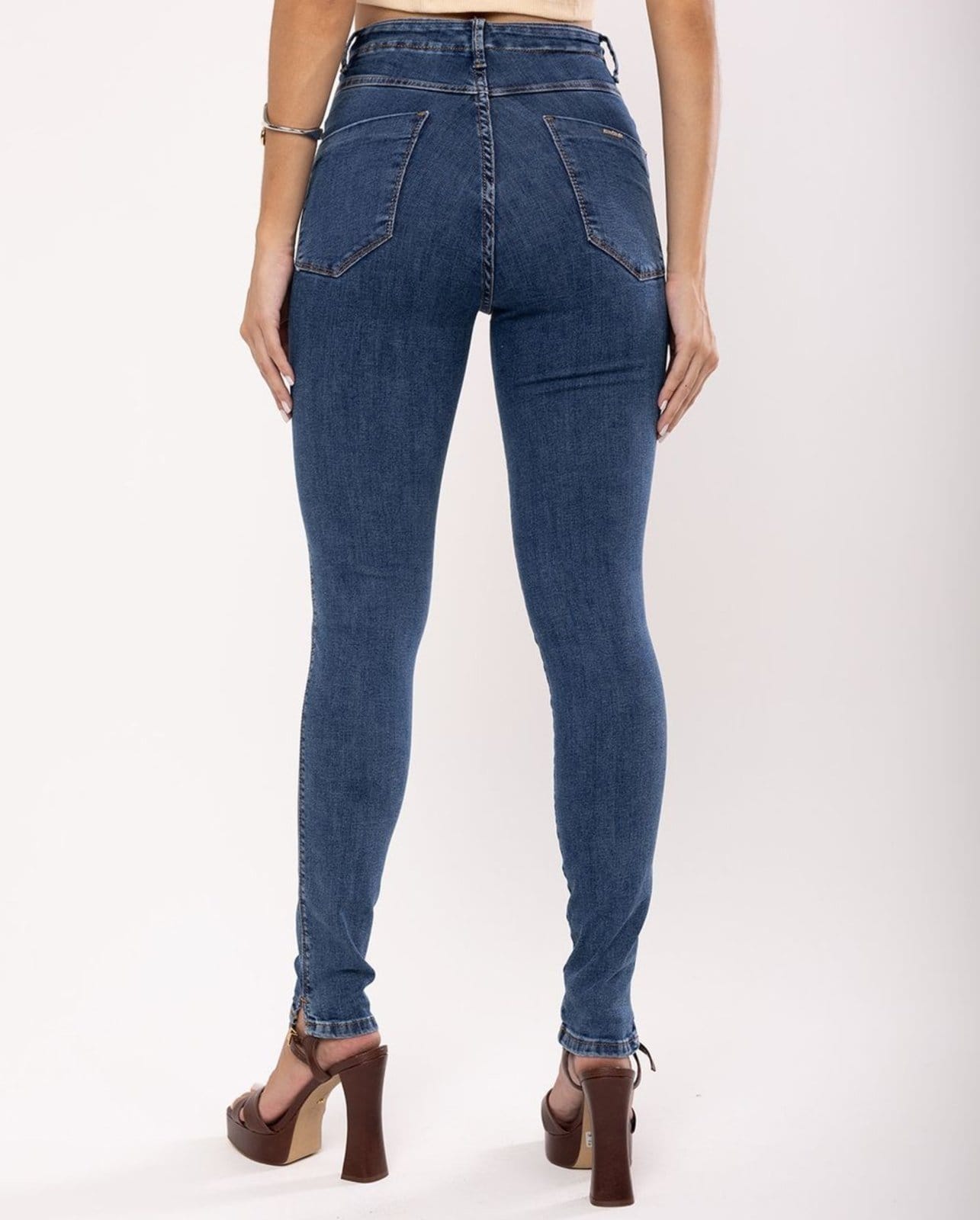 Vista 2 Calça Skinny Feminina Cintura Média Detalhe Cós 23643 Escura Consciência jeans
