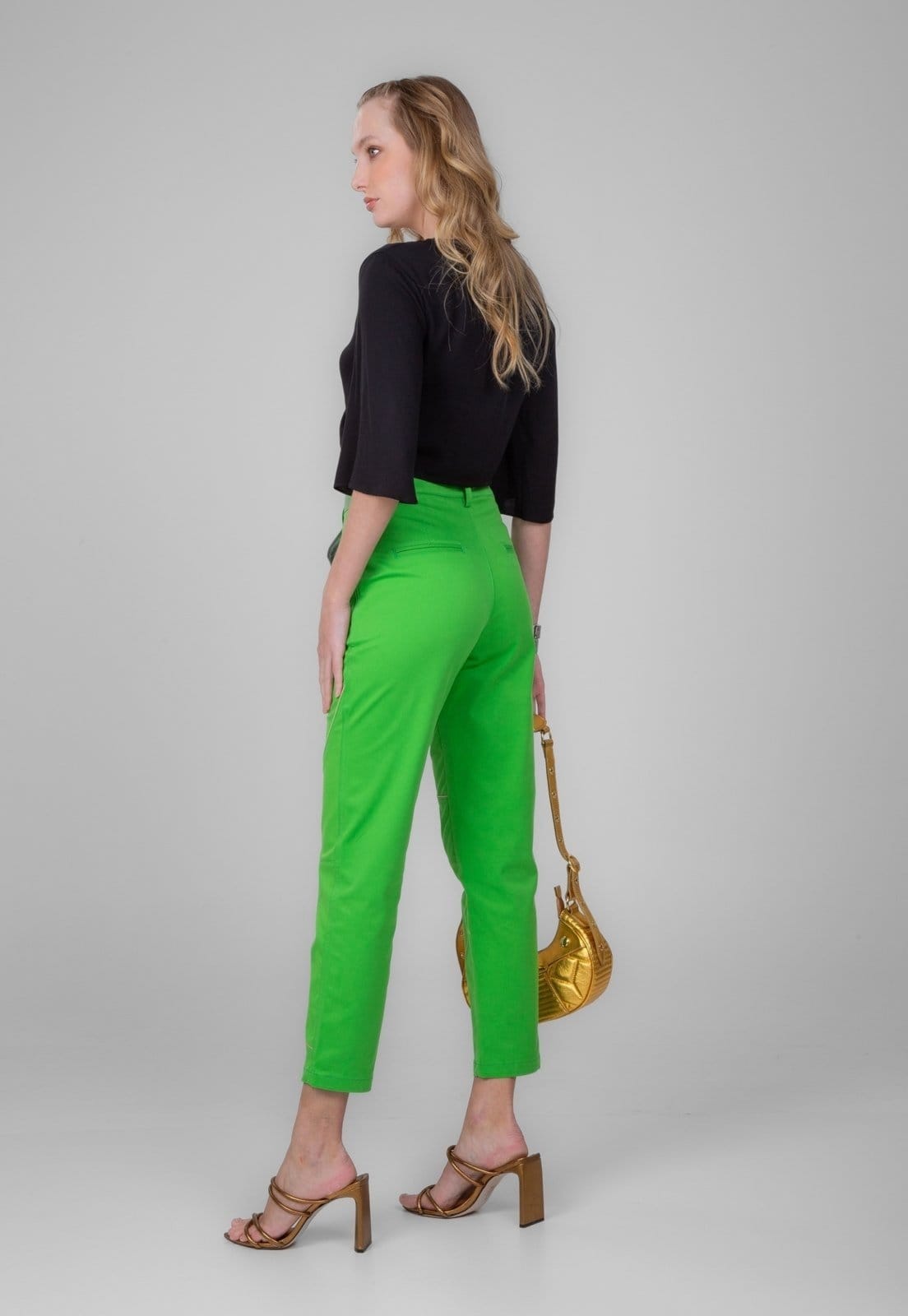 Vista 2 Calça Alfaiataria Traymon Com Recortes Bandeira Traymon verde