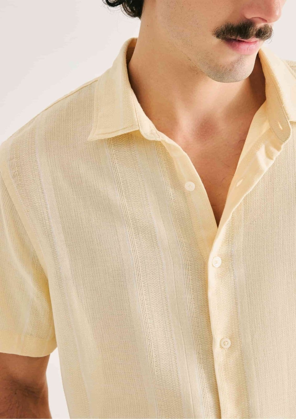 Vista 2 Camisa Masculina Comfort Listrada Hering amarelo