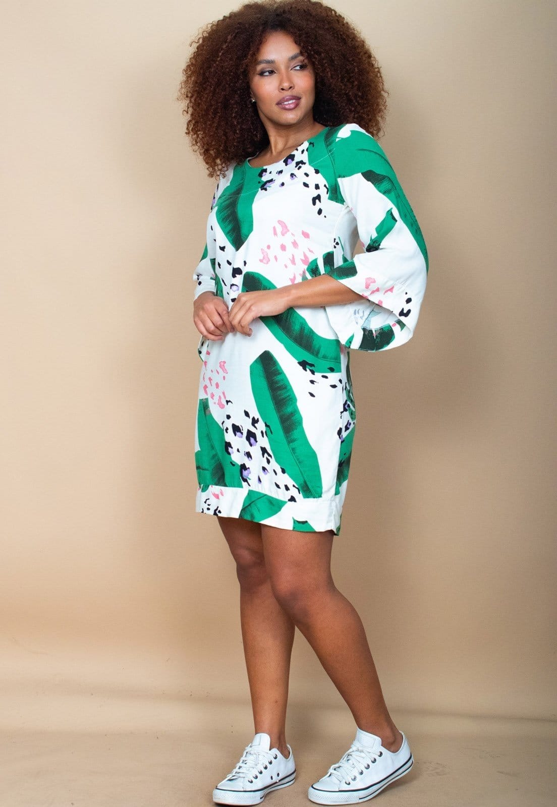 Vista 2 Vestido Curto Cabanafree Balli Manga Ampla Estampa Folhagem Poética Cabanafree estampado/off-white/preto