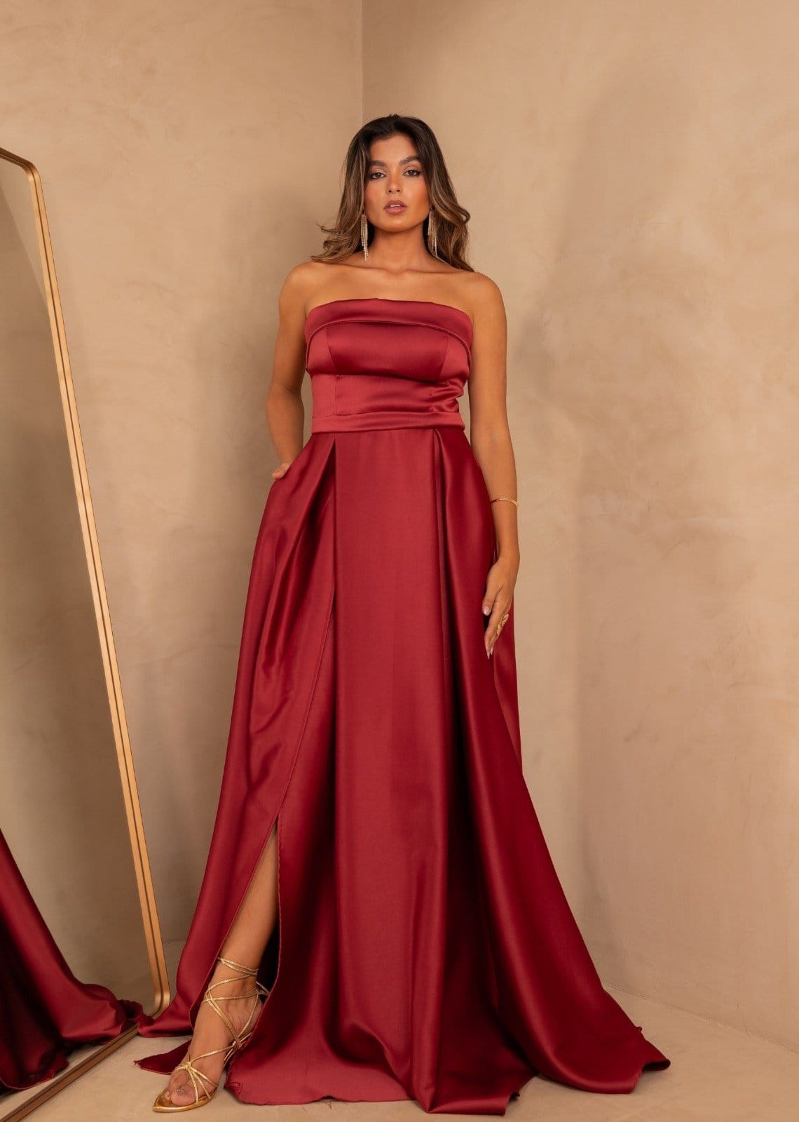 Vestido Longo de Festa Madrinhas Tomara que Caia Acetinado com Fenda Hadassa Cia Do Vestido Marsala