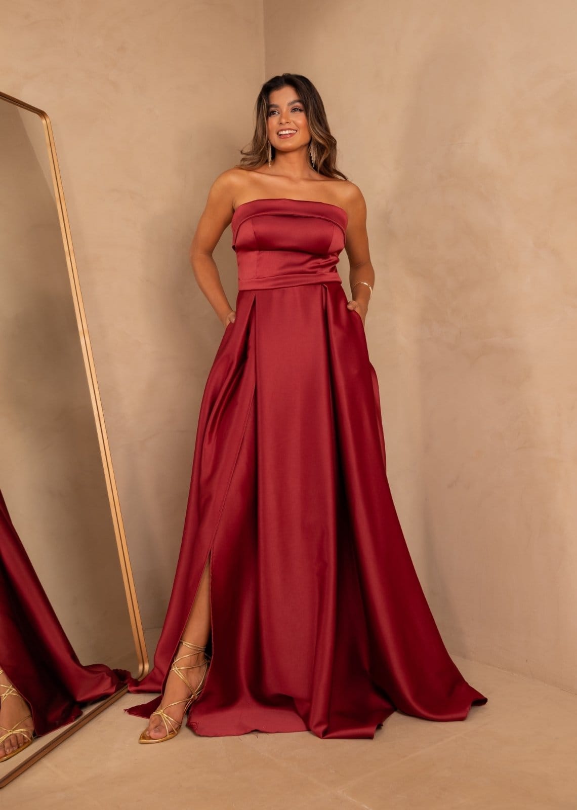 Vestido Longo de Festa Madrinhas Tomara que Caia Acetinado com Fenda Hadassa Cia Do Vestido Marsala - 2